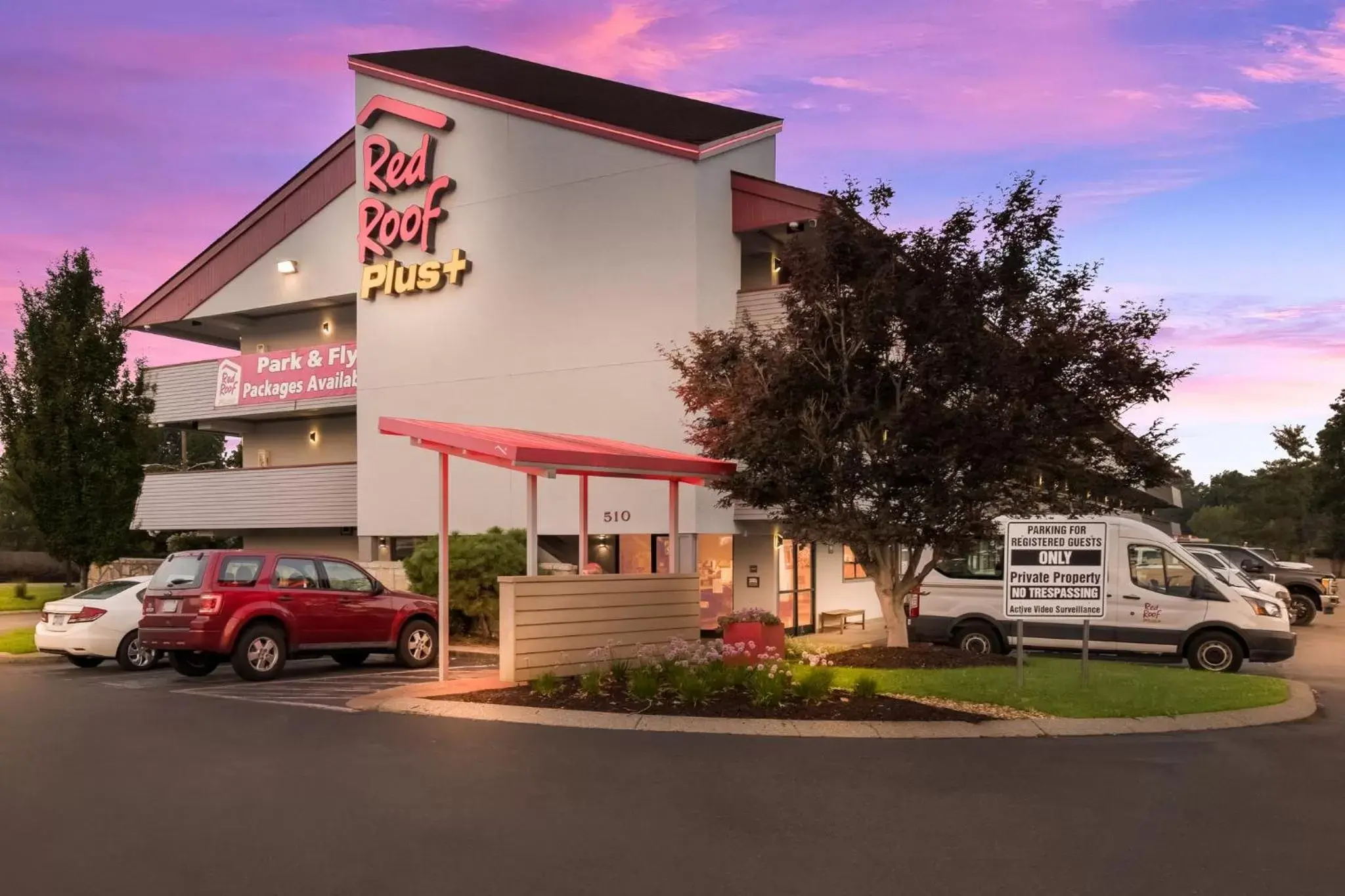Property Building in Red Roof Inn PLUS+ Nashville Airport