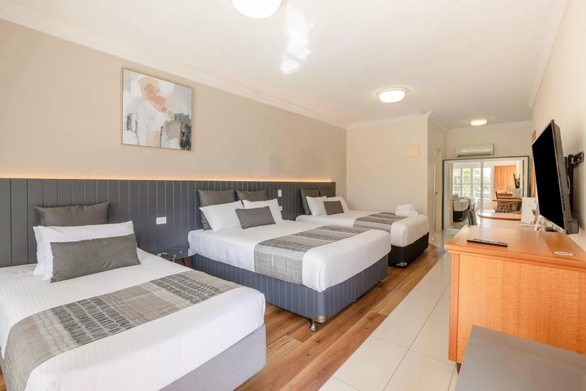 Bedroom, Bed in Coopers Colonial Motel