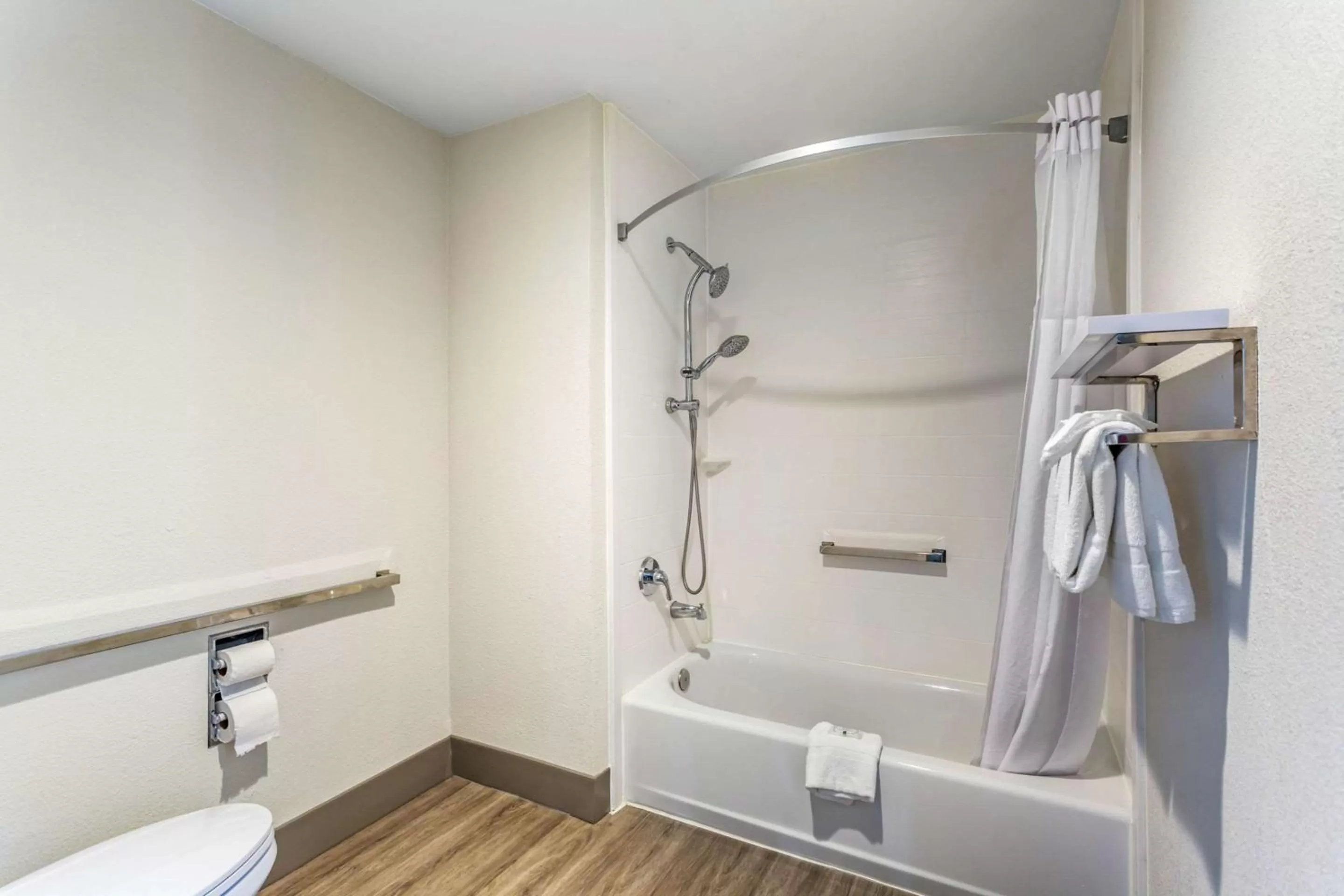 Bathroom in Quality Inn Murfreesboro-University Area