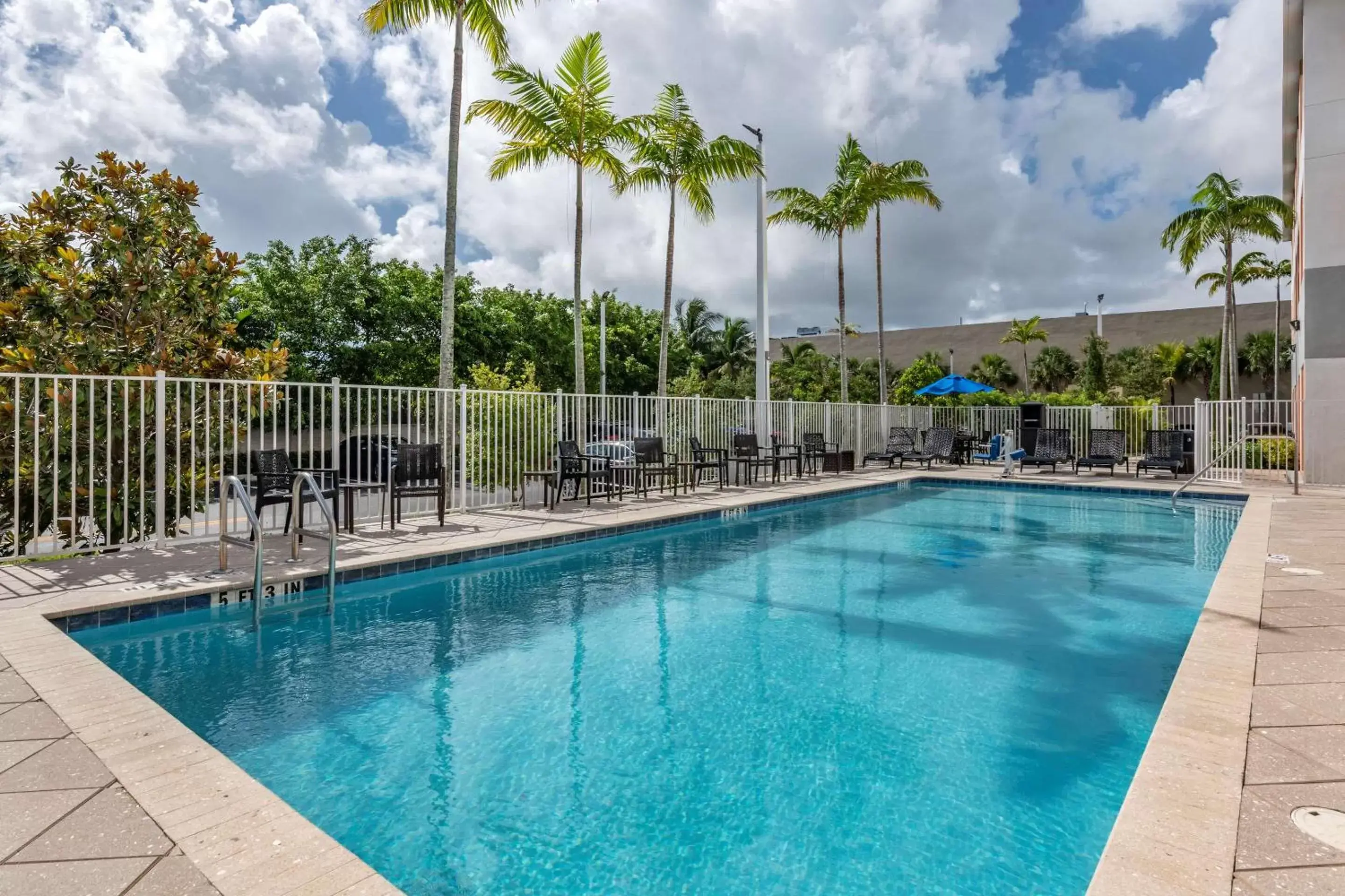 Activities, Swimming Pool in Comfort Suites Fort Lauderdale Airport & Cruise Port