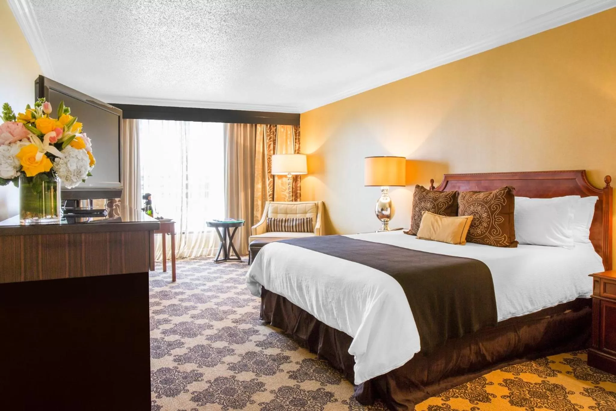 Bed in Omni Houston Hotel