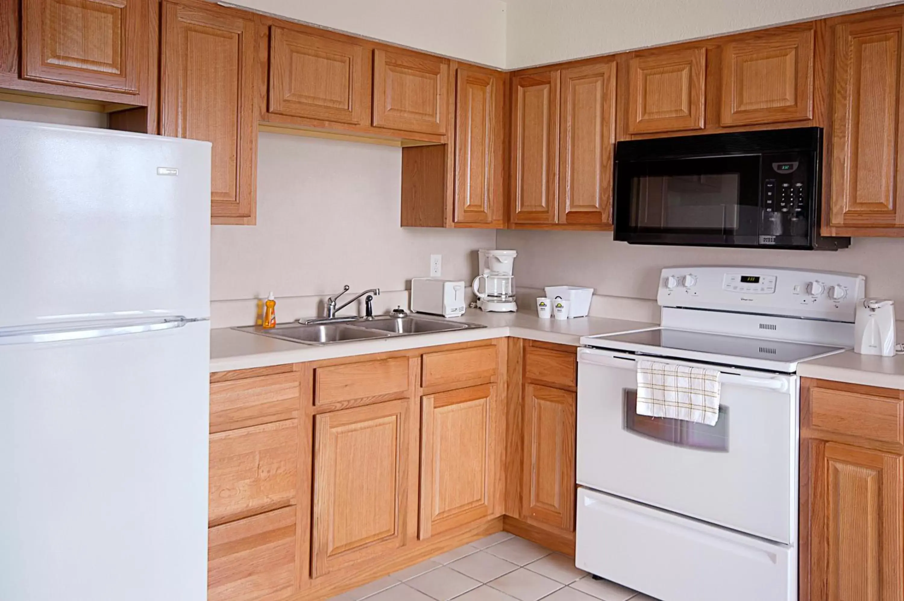 Kitchen or kitchenette, Kitchen/Kitchenette in Mariner Inn And Suites