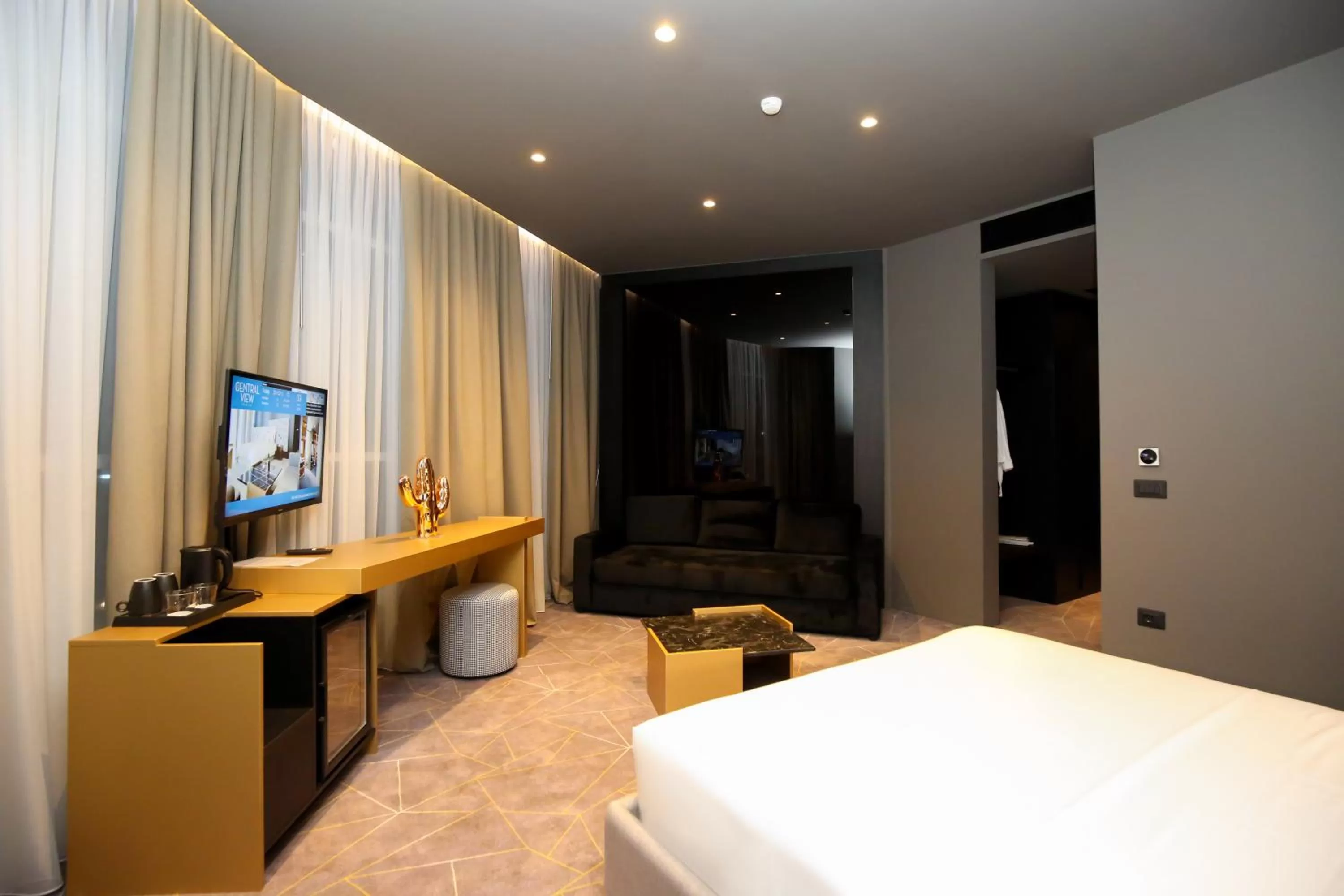 TV and multimedia, Bed in The Central View Boutique Hotel