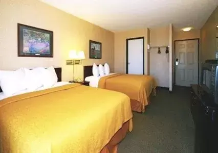 Queen Room with Two Queen Beds - Non-Smoking in Quality Inn Robinsonville
