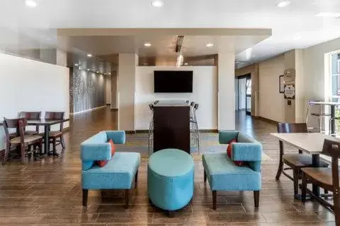 Seating area, Lounge/Bar in MainStay Suites Denver International Airport