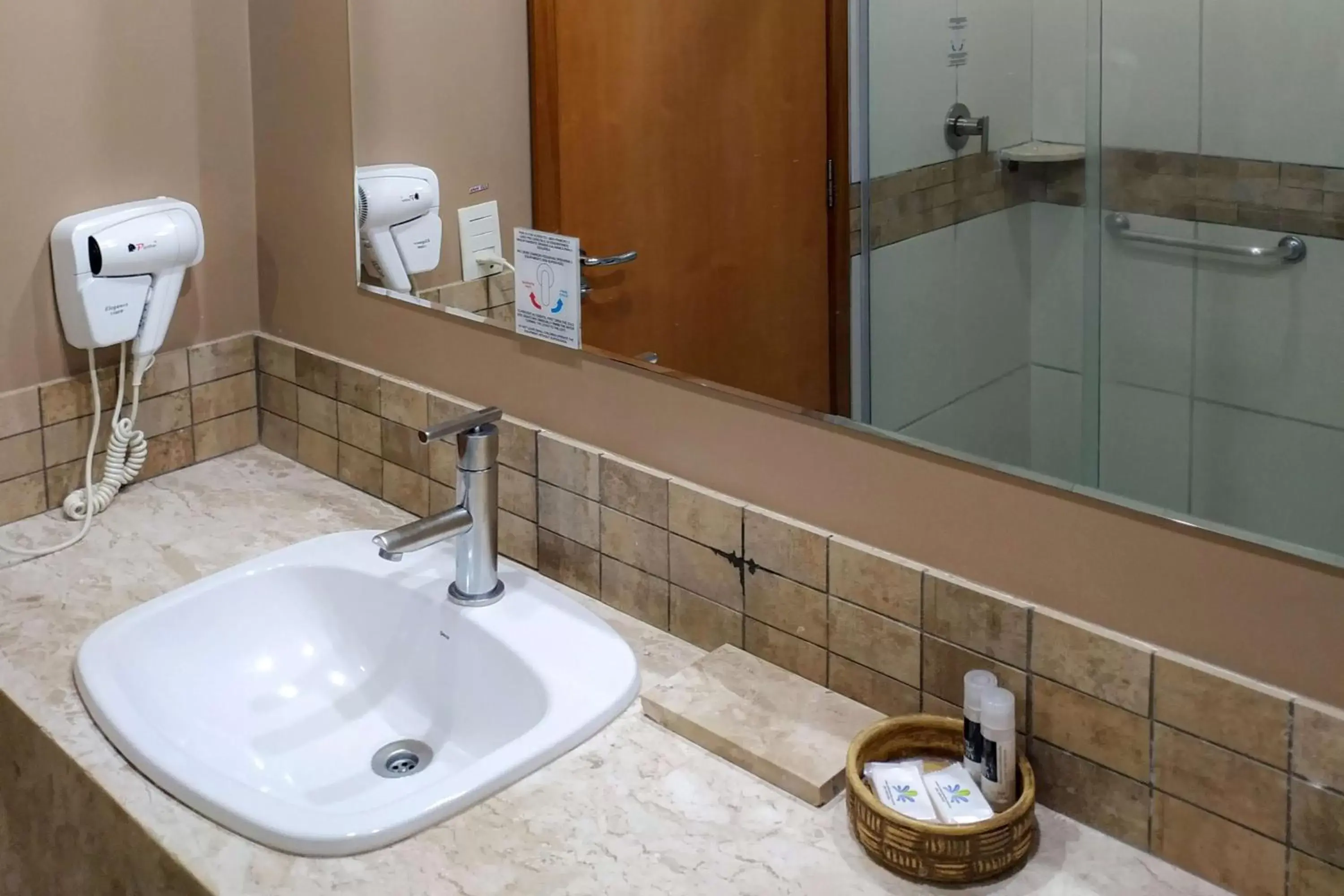 Photo of the whole room, Bathroom in Best Western Suites Le Jardin Caldas Novas