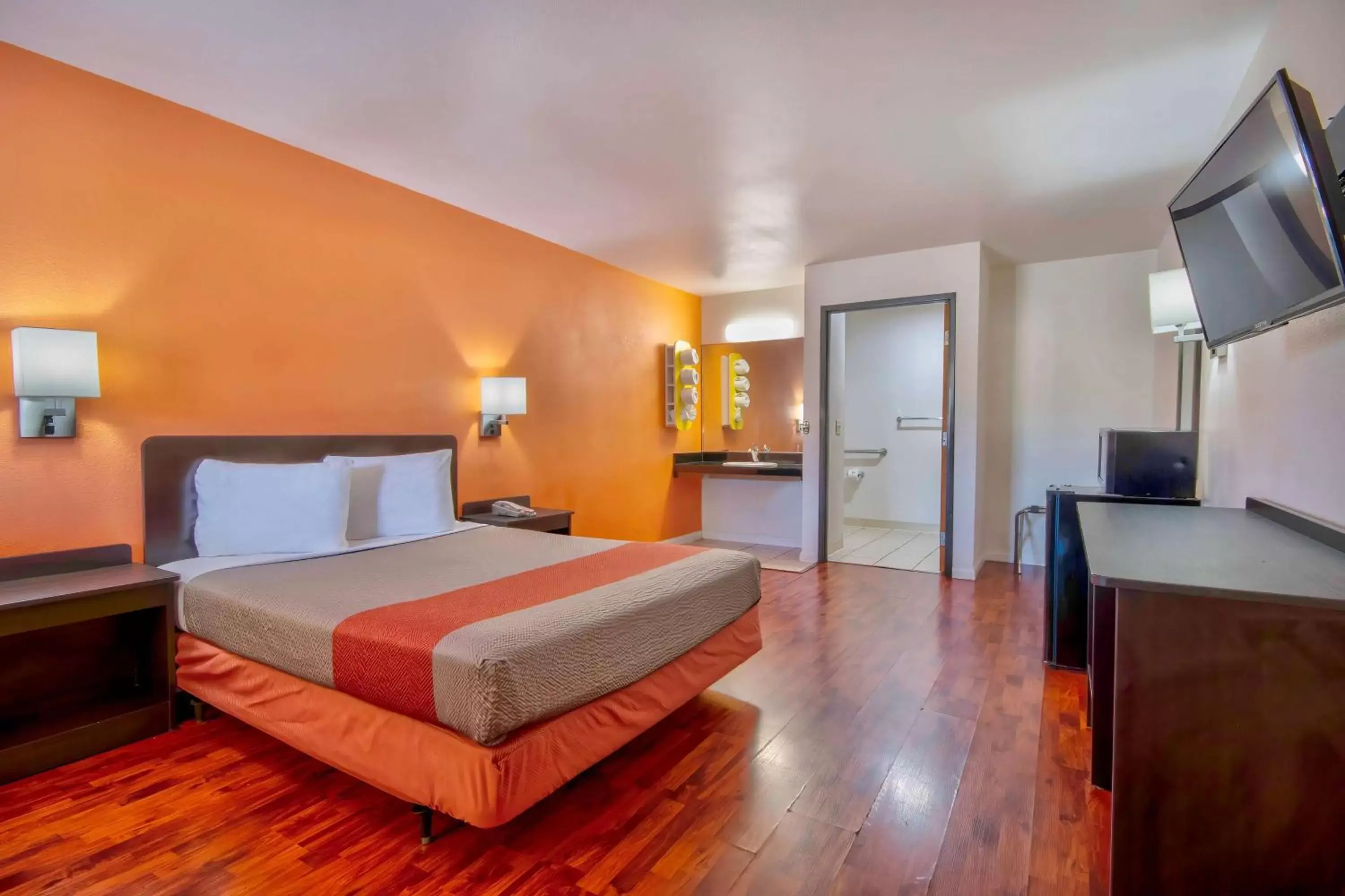 Bedroom, Bed in Motel 6-Santa Nella, CA - Los Banos