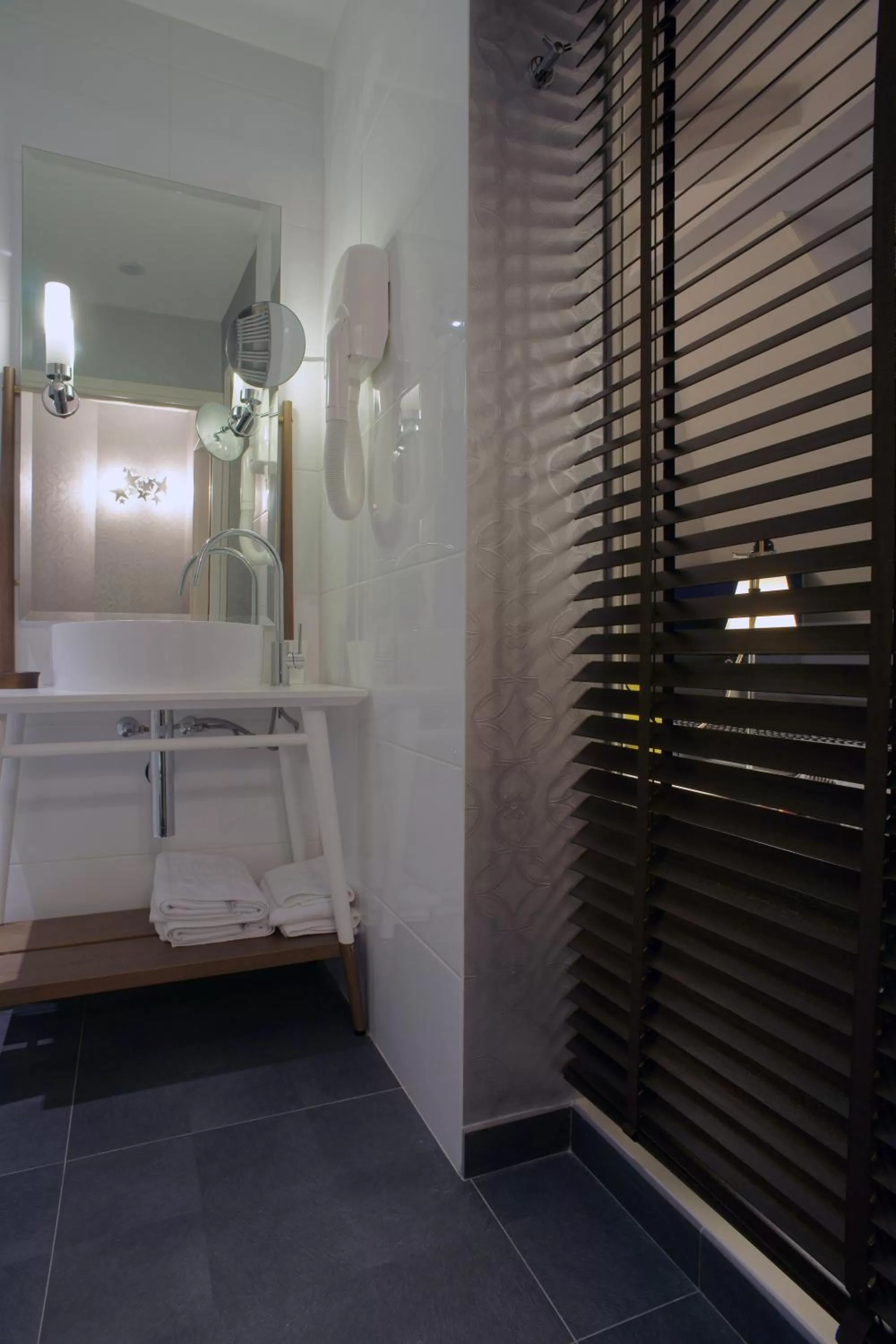 Bathroom in Hôtel du Triangle d'Or