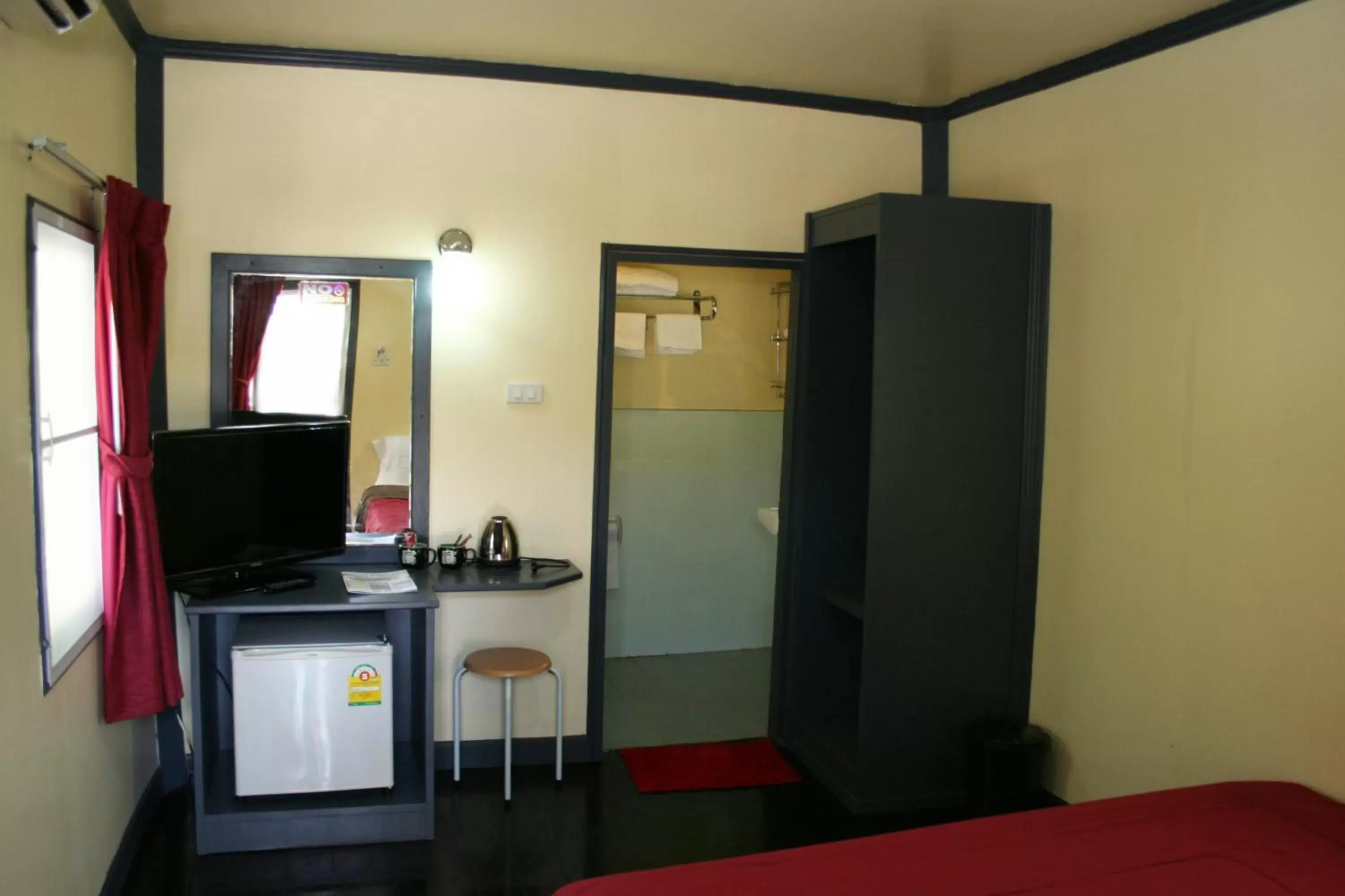 Bedroom, TV/Entertainment Center in The White Elephant Resort