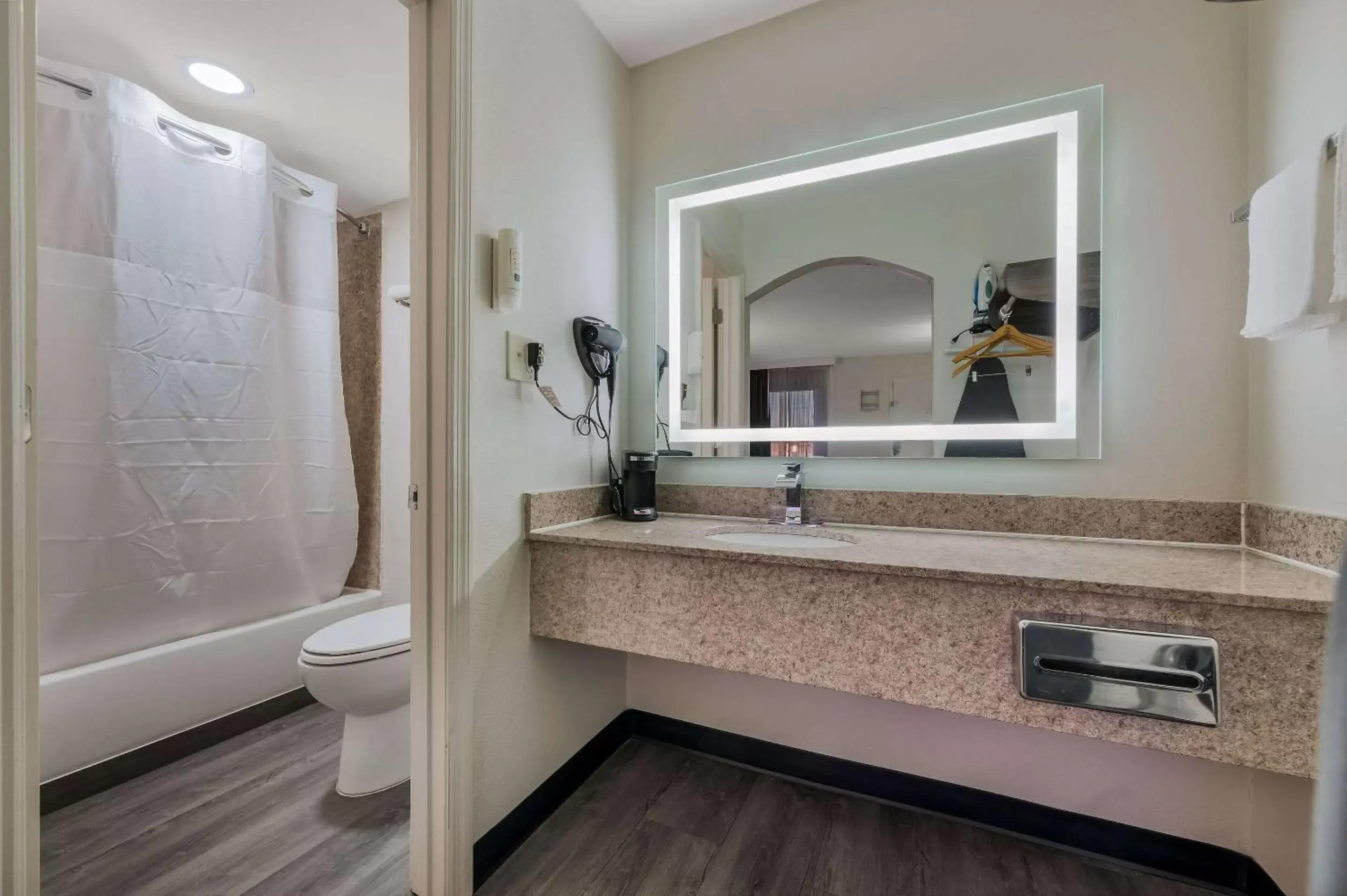 Bedroom, Bathroom in Quality Inn Gadsden - Attalla