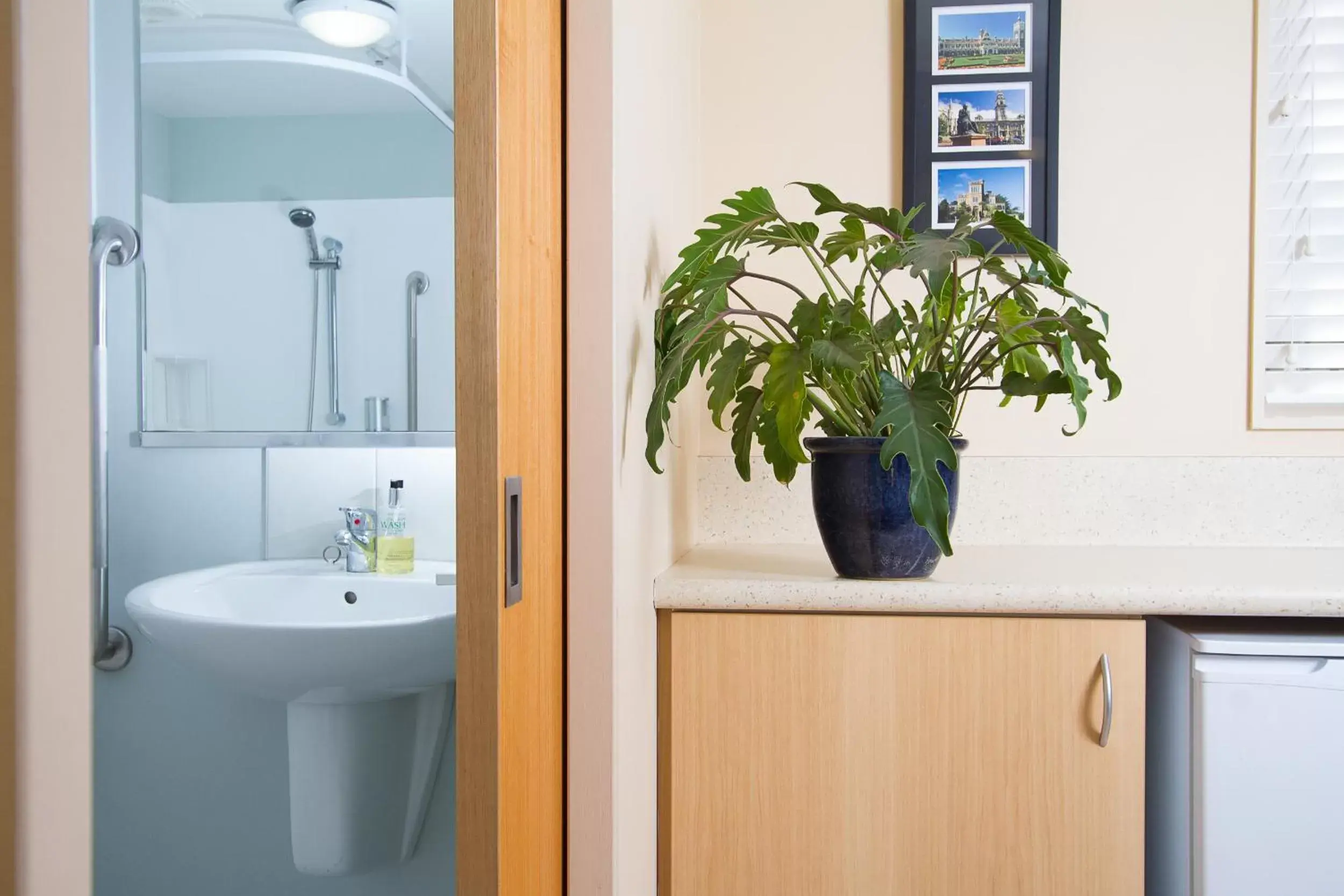 Bathroom in Alhambra Oaks Motor Lodge