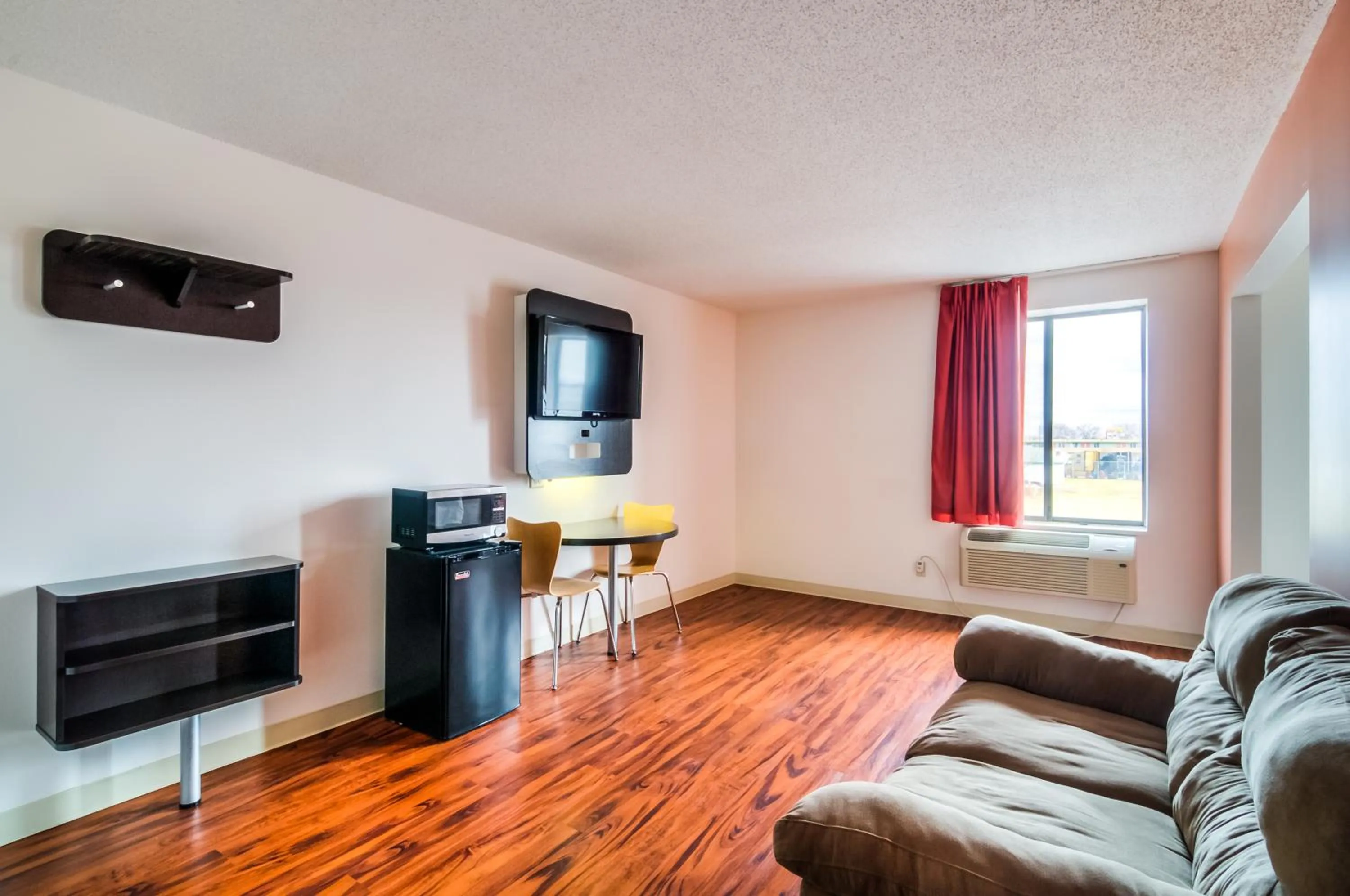 Bedroom in Motel 6-Lansing, IL - Chicago South