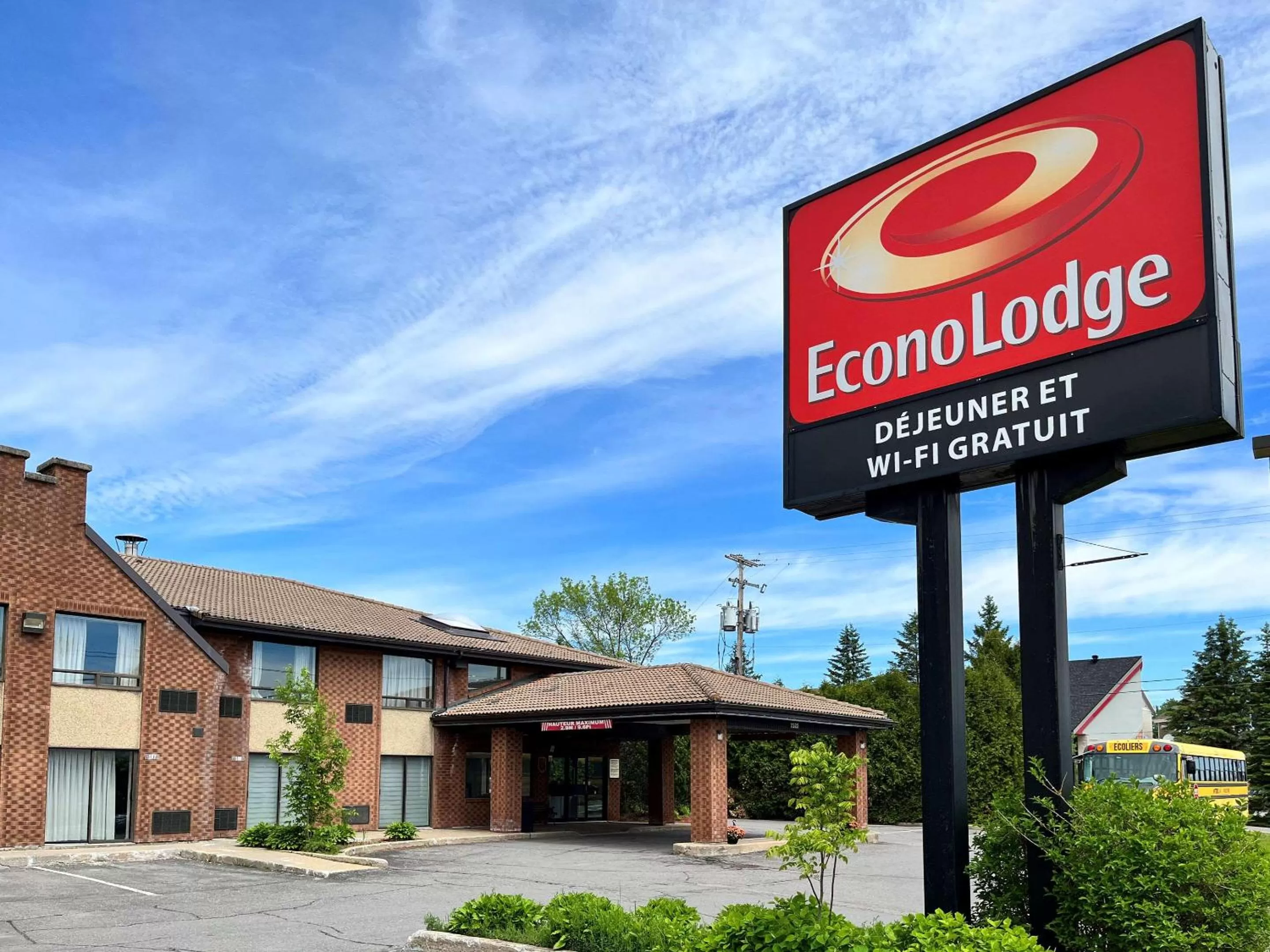 Property building in Econo Lodge Airport Quebec