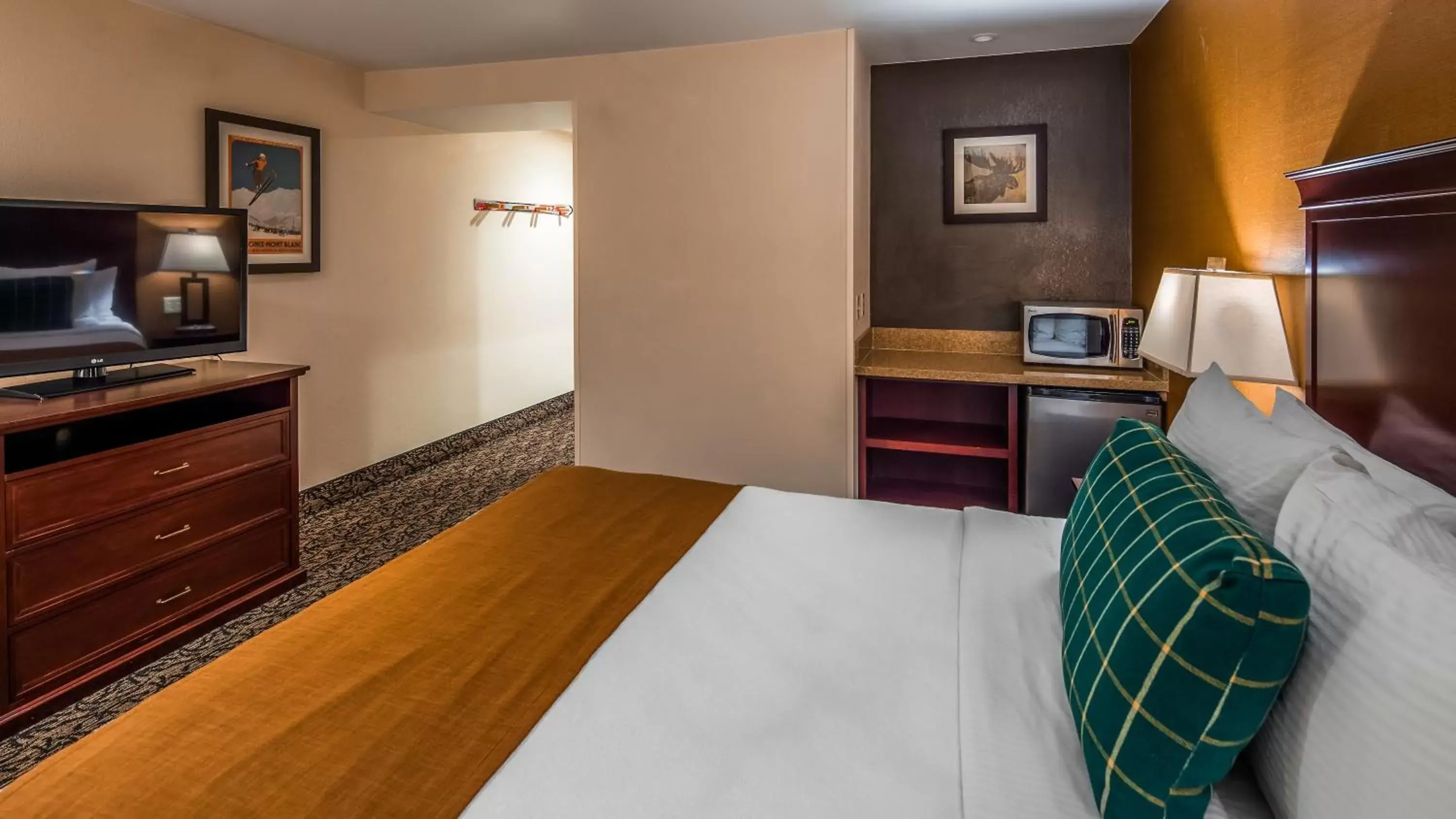 Bedroom, TV/Entertainment Center in Best Western Plus Truckee-Tahoe Hotel