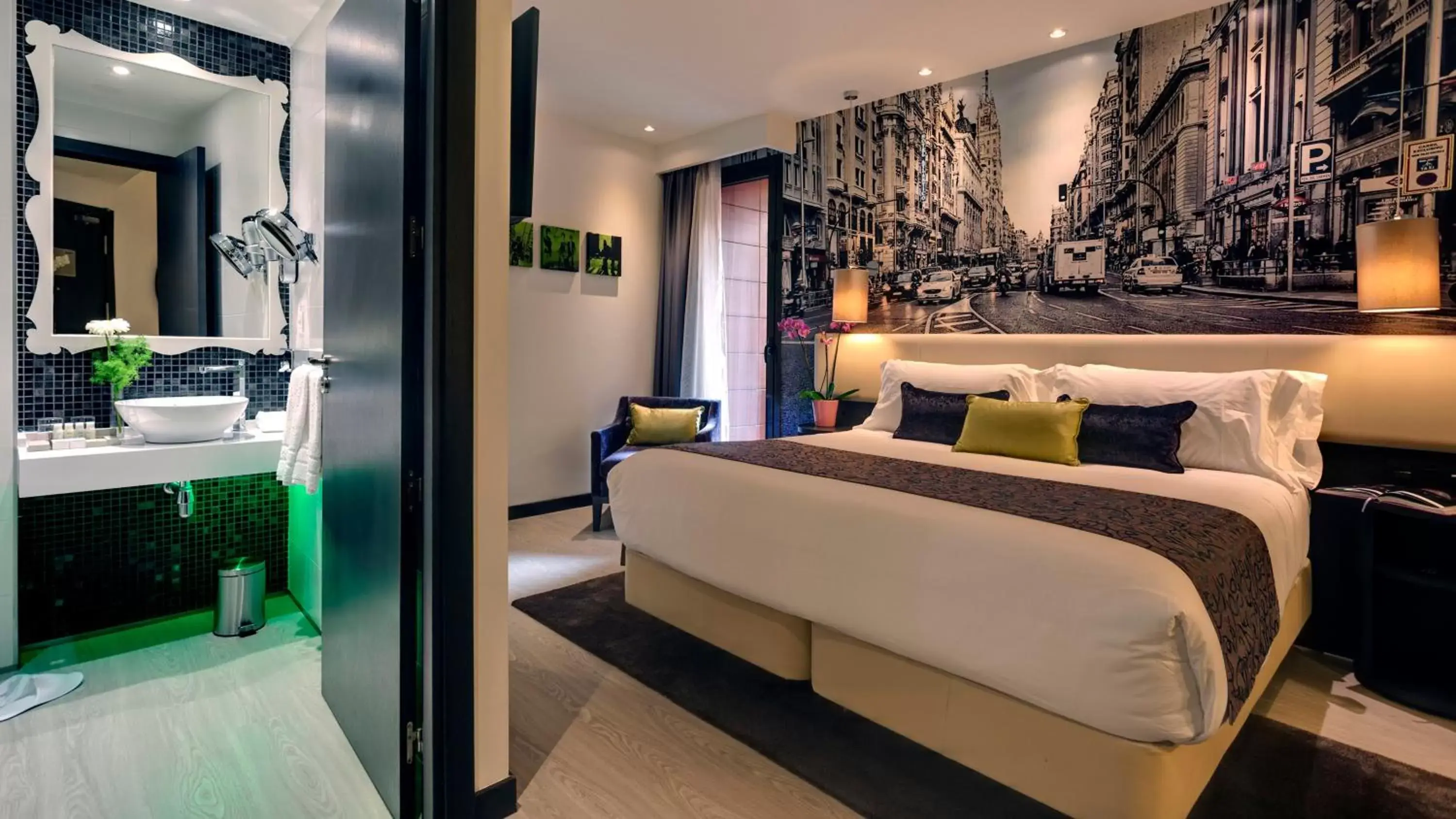 Photo of the whole room, Bed in Hotel Indigo Madrid - Gran Via, an IHG Hotel