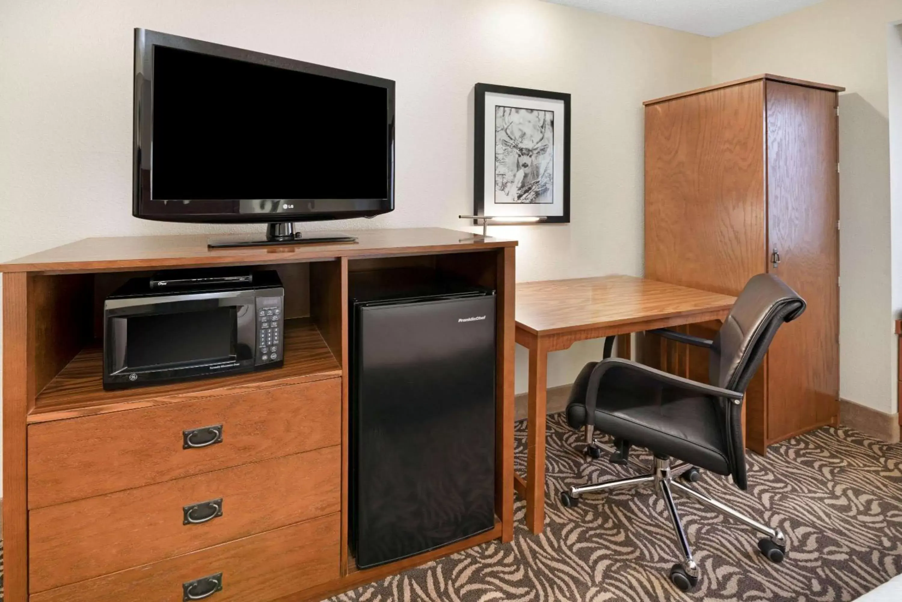 Photo of the whole room, TV/Entertainment Center in La Quinta Inn by Wyndham Missoula