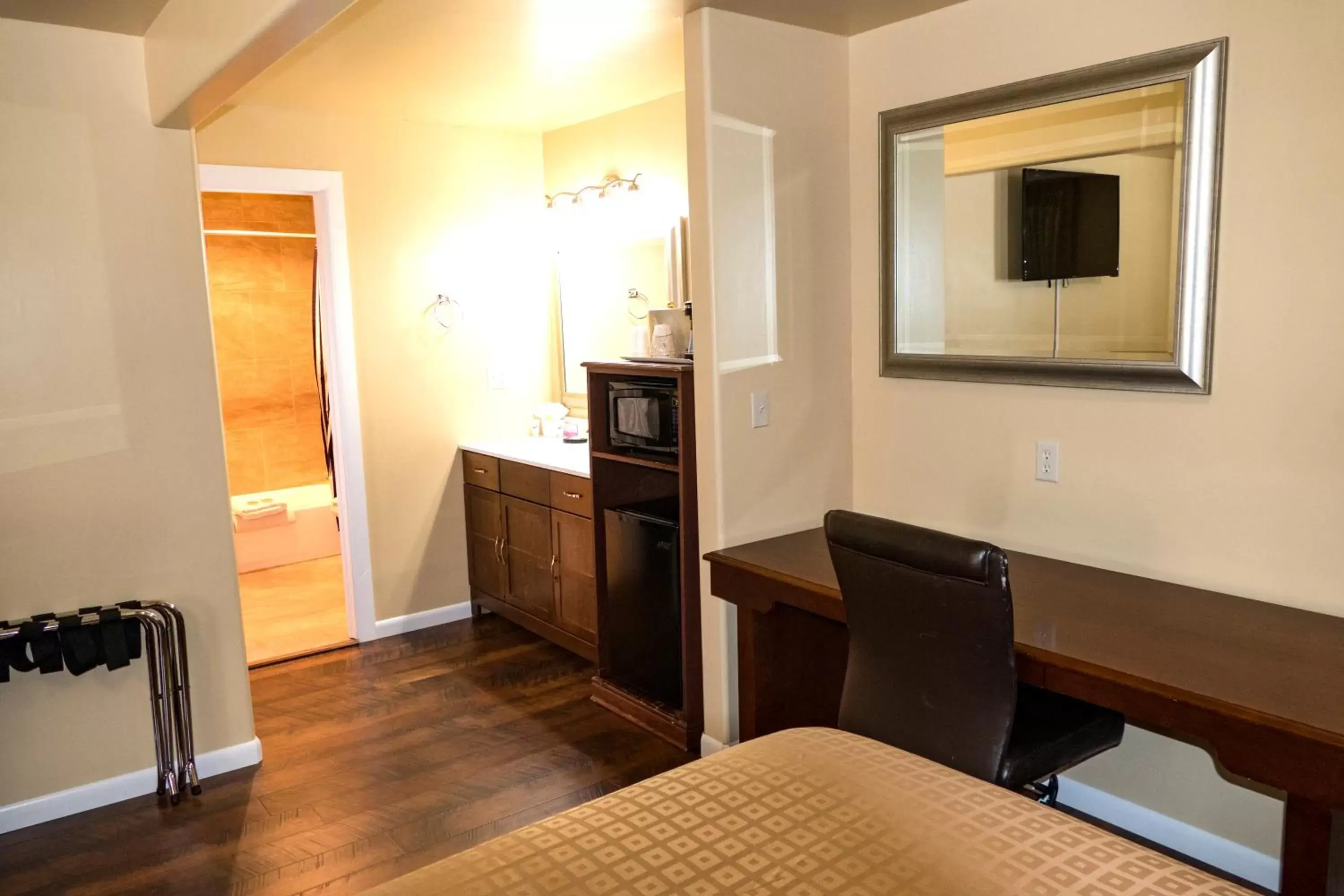 Seating area, TV/Entertainment Center in Abram Inn & Suites