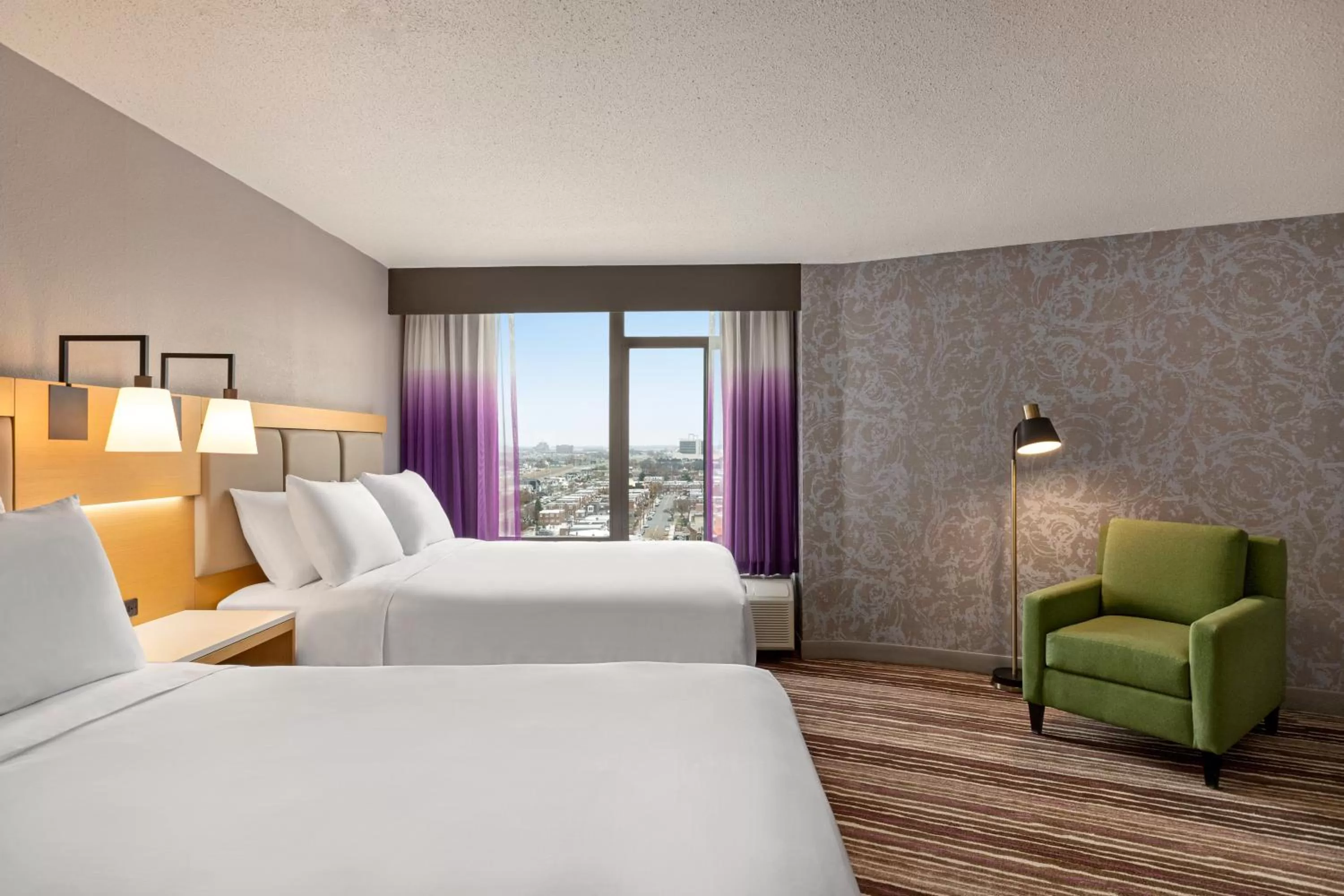 View (from property/room), Bed in Holiday Inn Philadelphia Arpt-Stadium Area by IHG