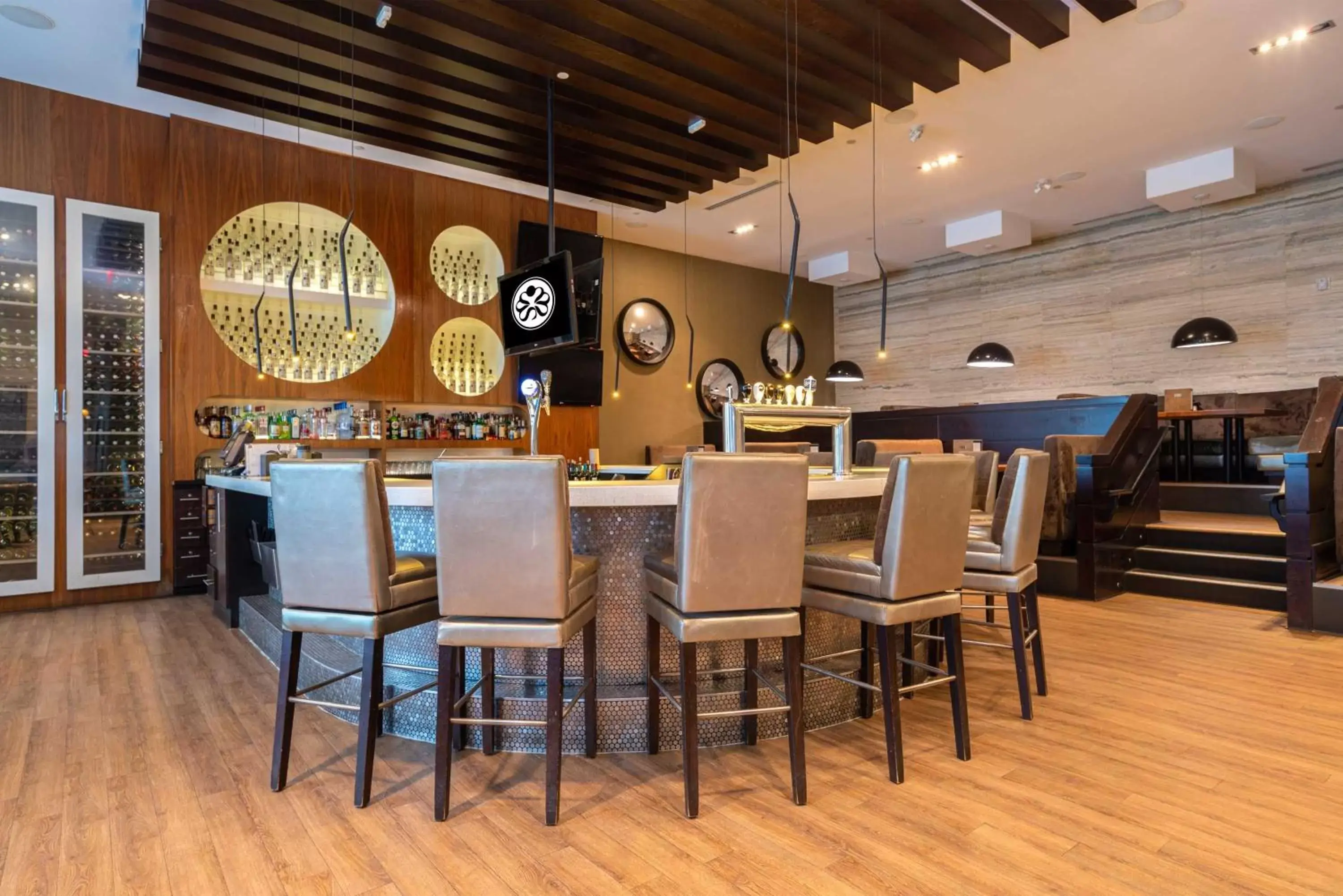 Lounge or bar, Restaurant/Places to Eat in Sandman Signature Edmonton South Hotel