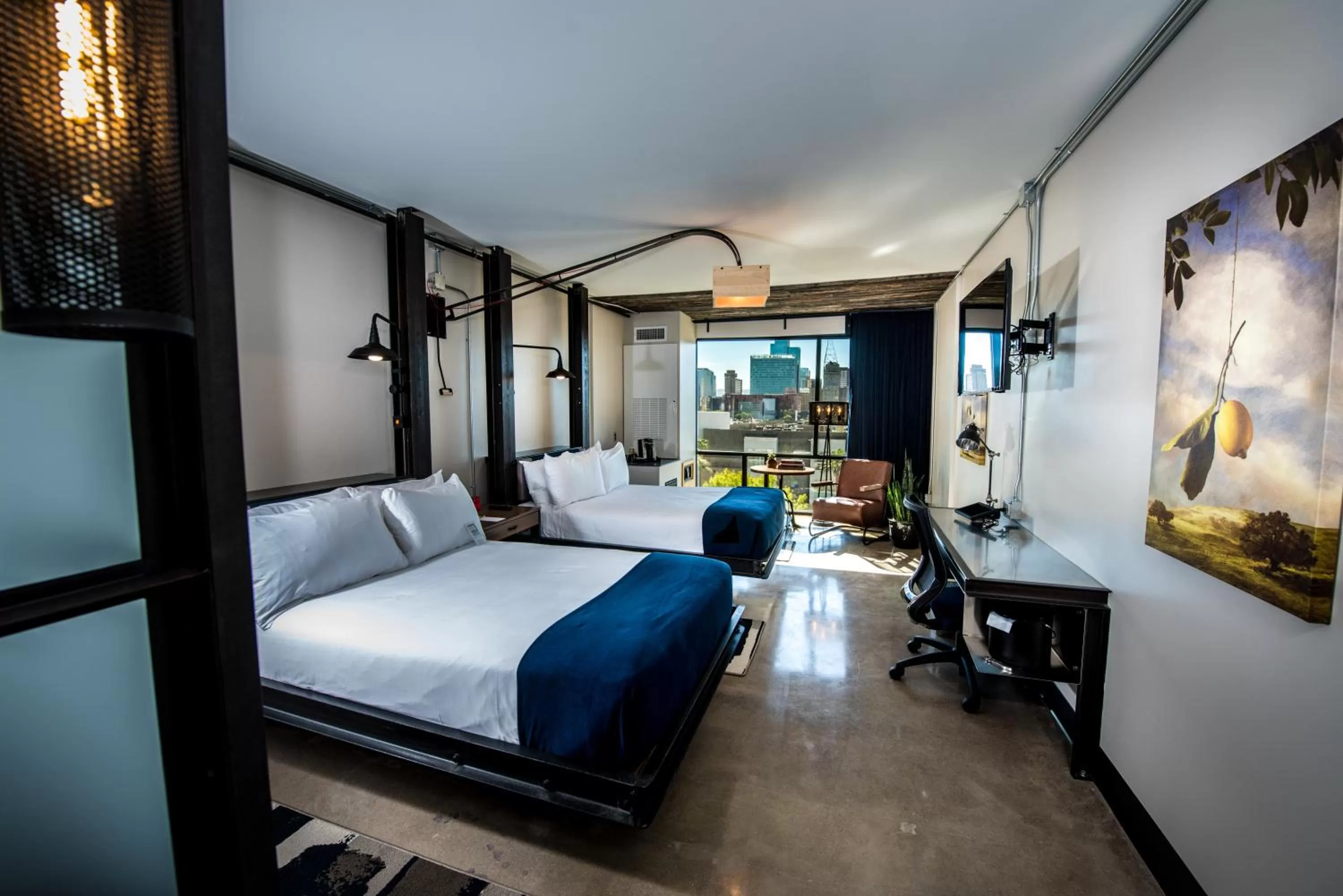 Photo of the whole room, Bed in Found Re Phoenix