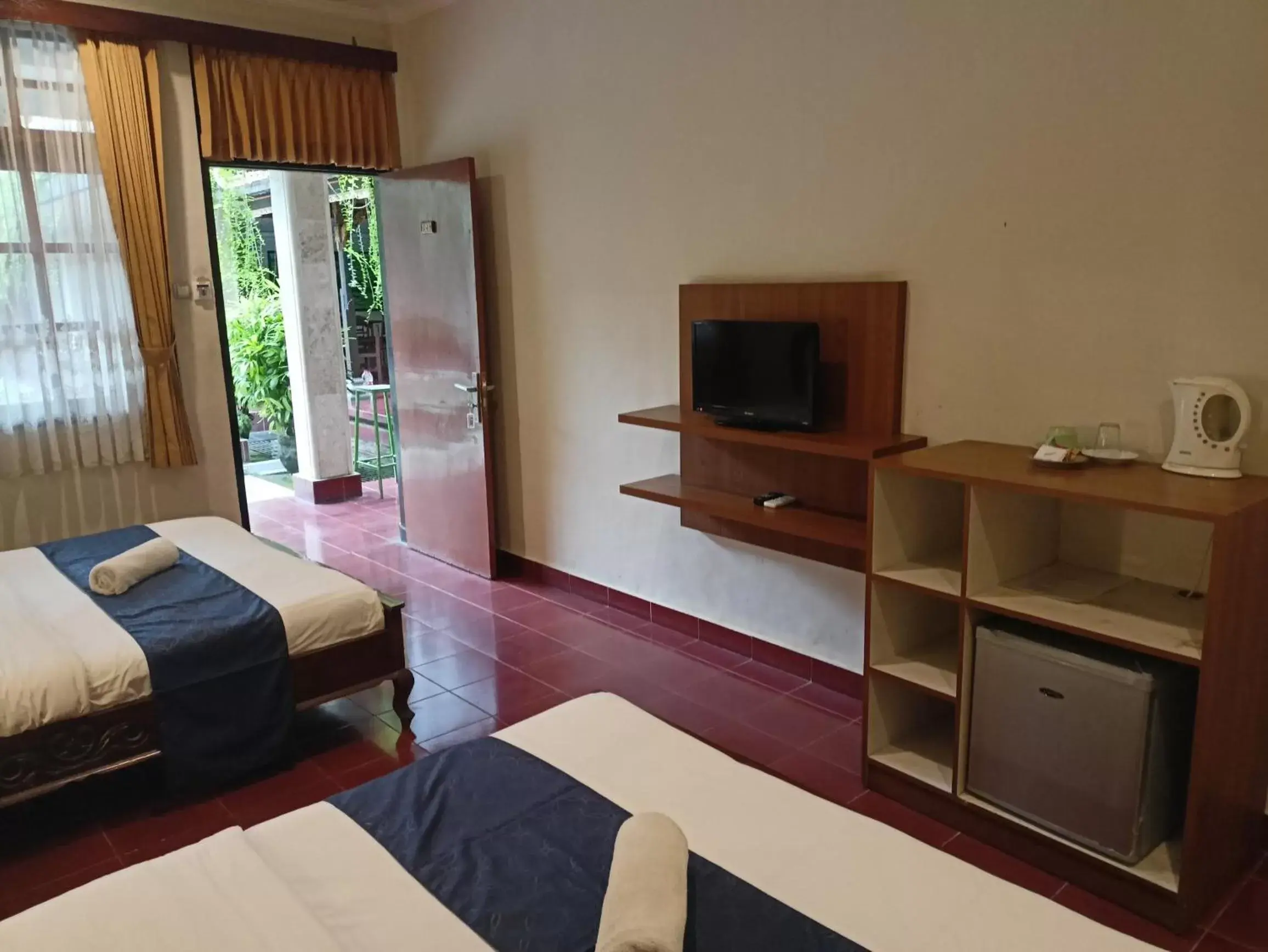 TV and multimedia, Bed in Catur Adi Putra TV and multimedia, Bed in Catur Adi Putra