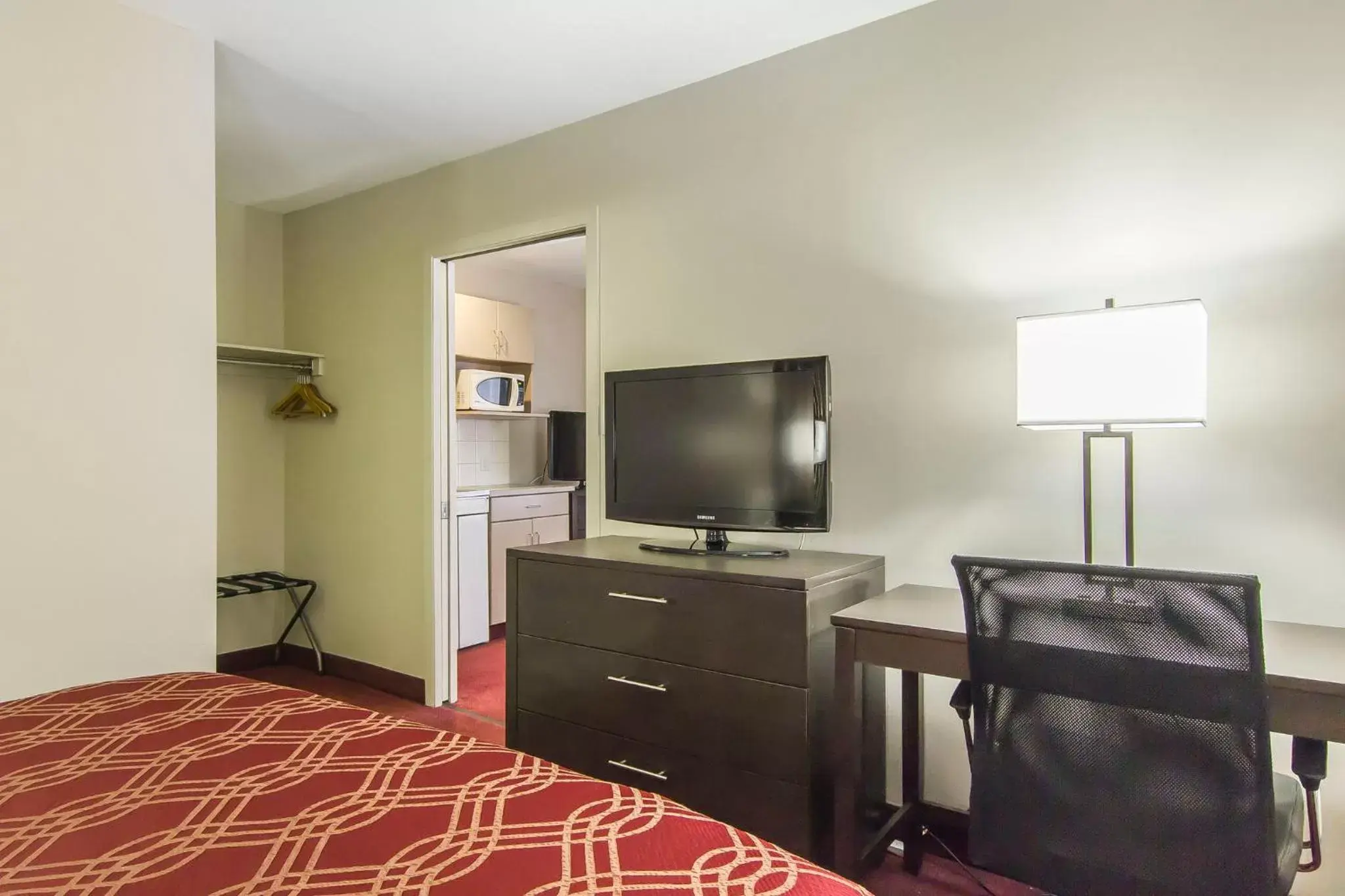Communal lounge/ TV room, TV/Entertainment Center in Econo Lodge Inn and Suites Lethbridge