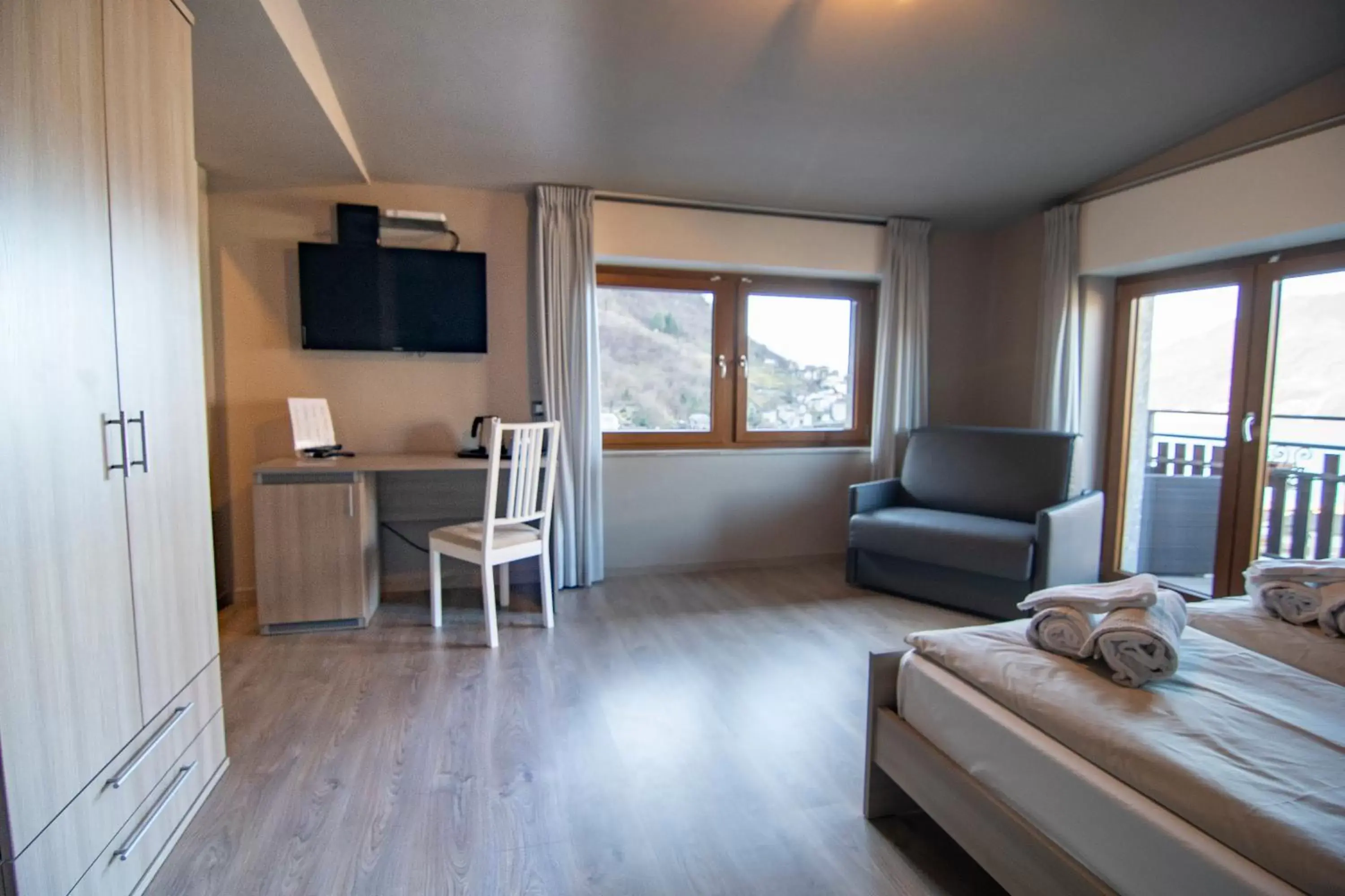 Bedroom, Seating Area in Hotel Saligari