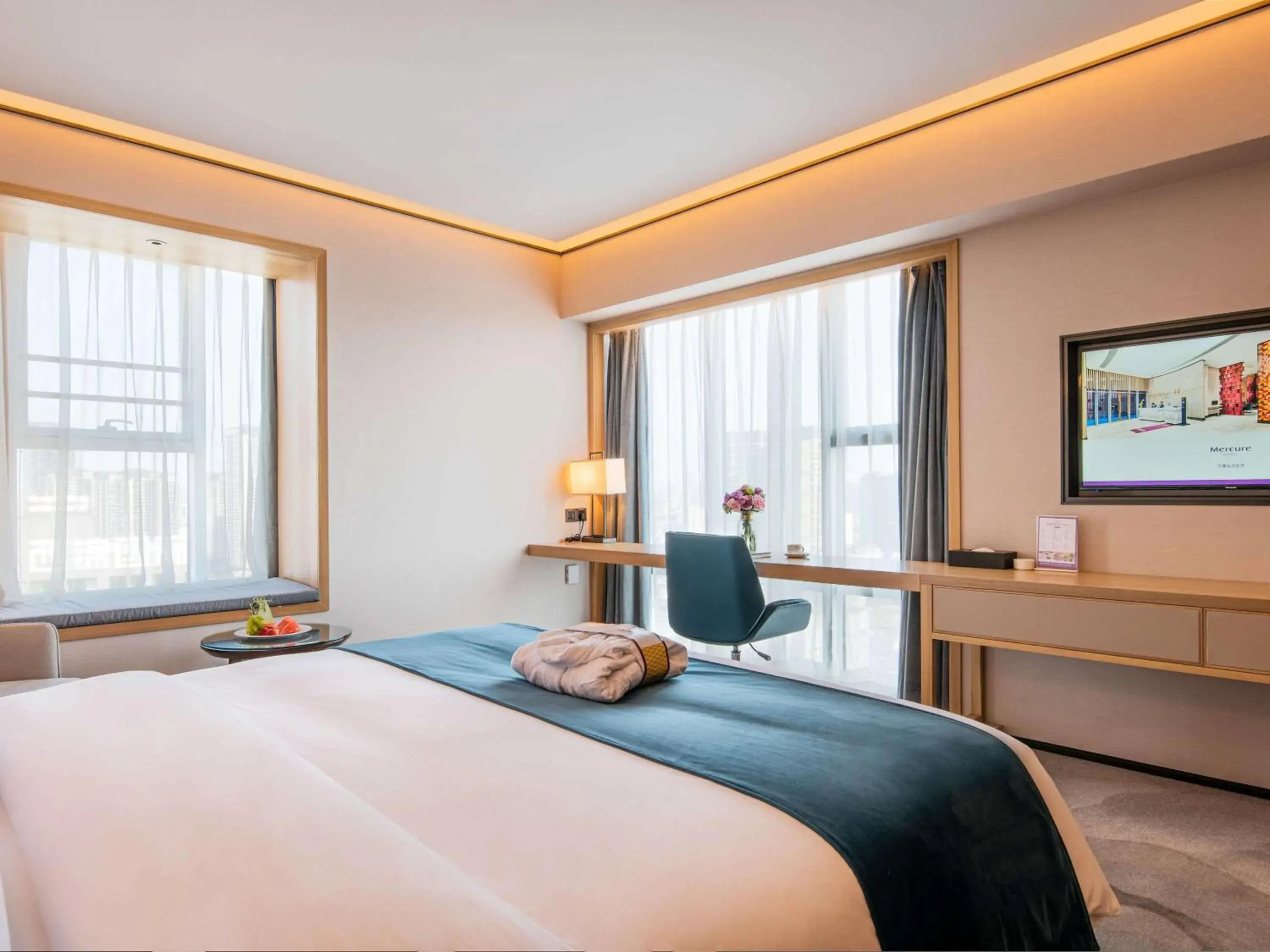 Photo of the whole room, Bed in Mercure Chengdu Huapaifang