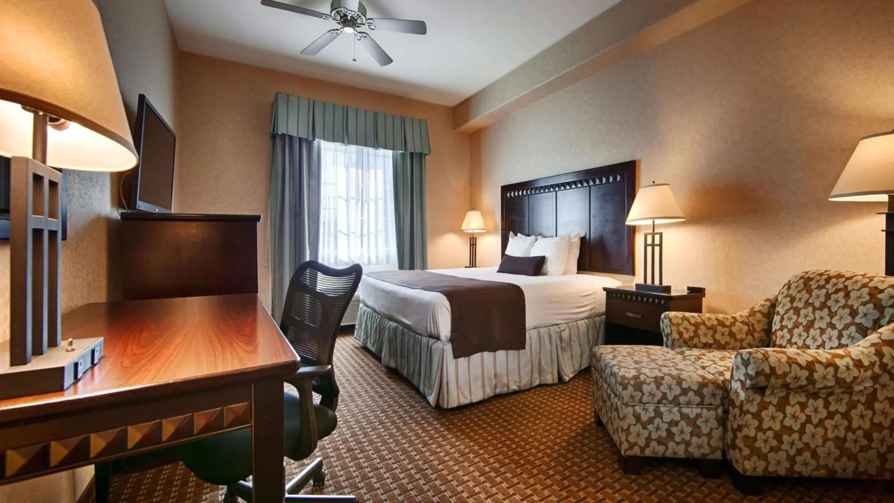 Photo of the whole room, Bed in Best Western Plus Main Street Inn