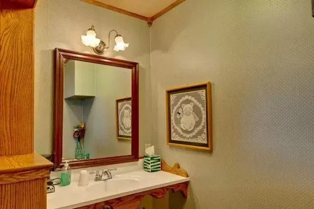 Bathroom in Mariposa Hotel Inn