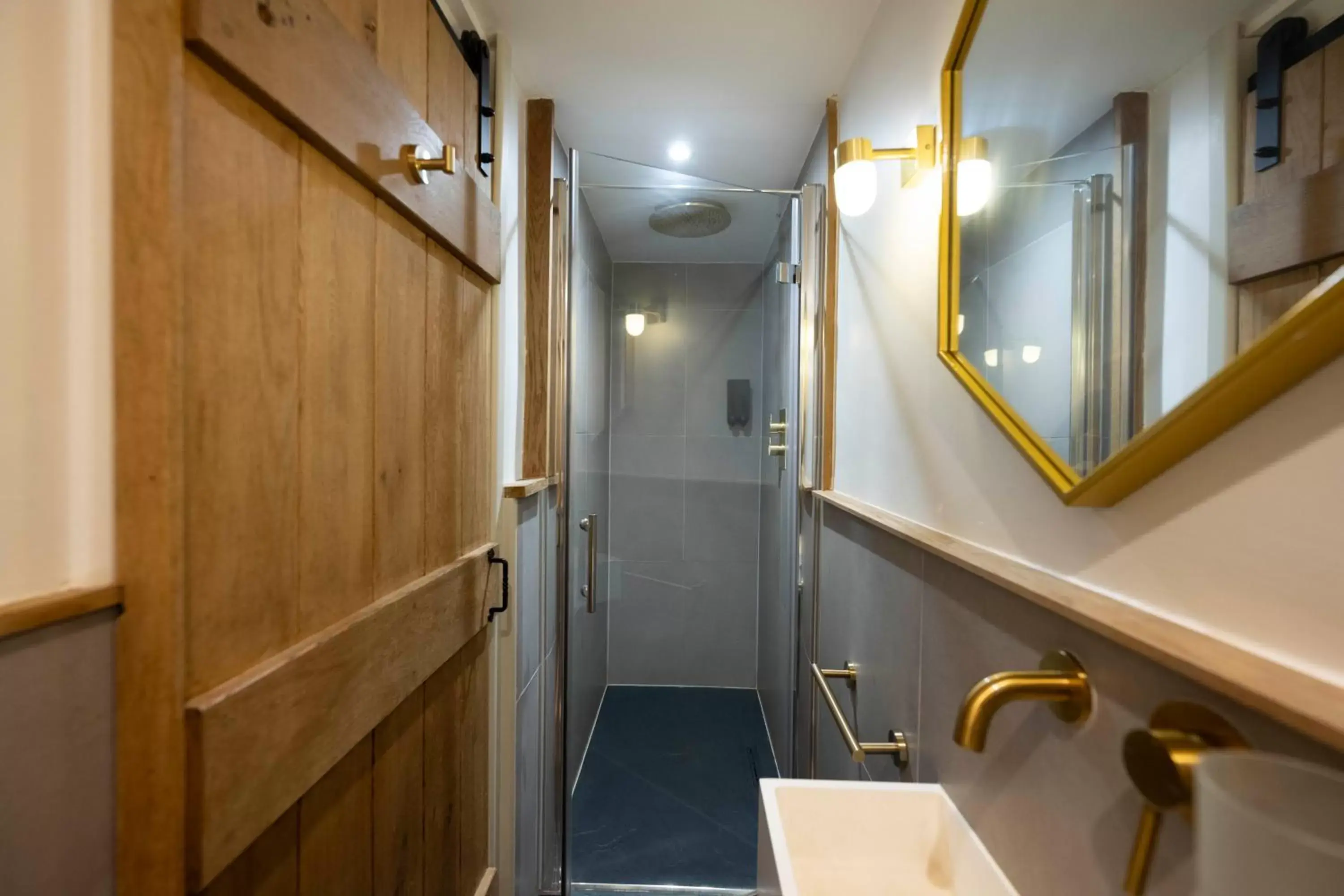 Shower, Bathroom in The Tan Hill Inn