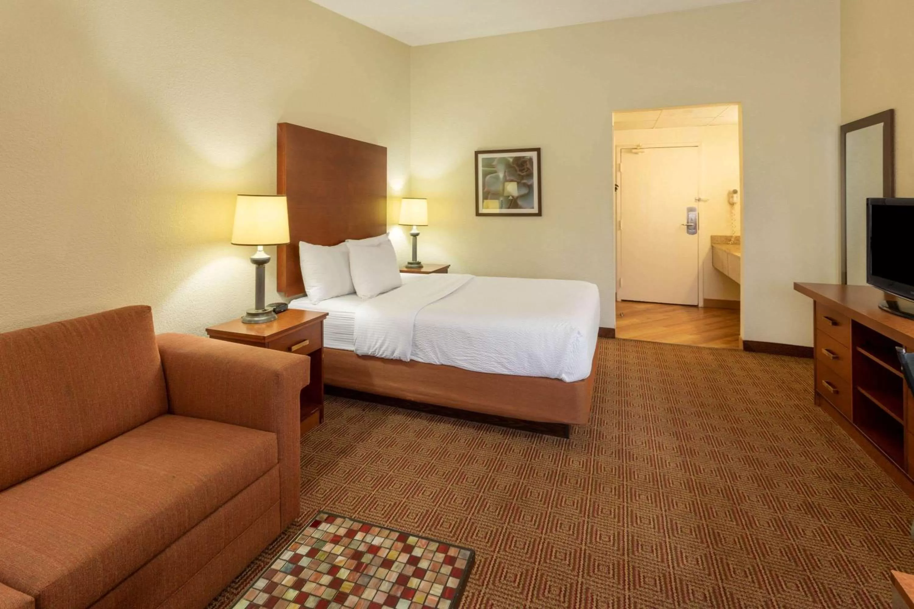 Photo of the whole room, Bed in La Quinta Inn by Wyndham Minneapolis Airport Bloomington