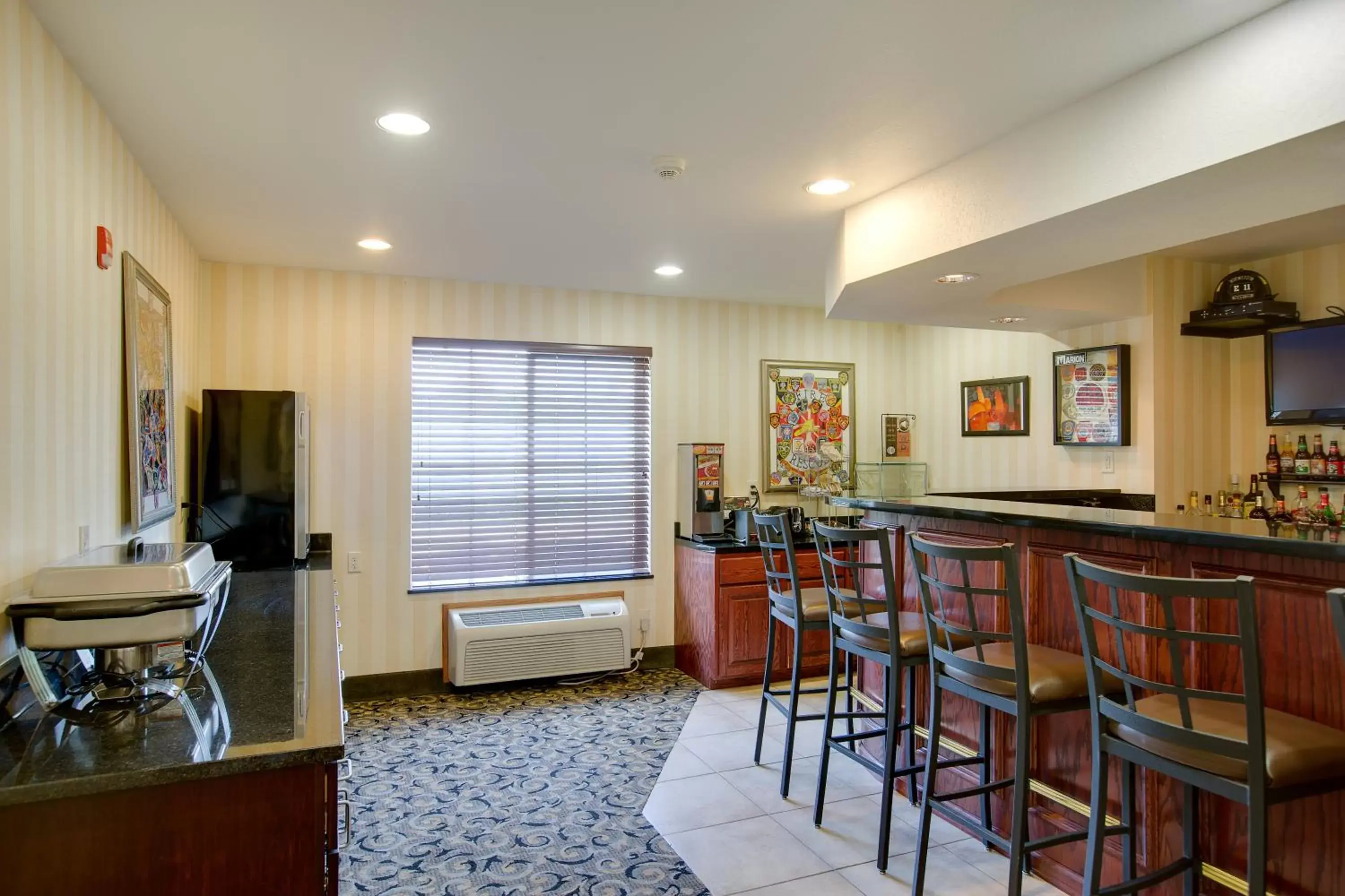 Alcoholic drinks, Lounge/Bar in Cobblestone Inn & Suites - Clintonville