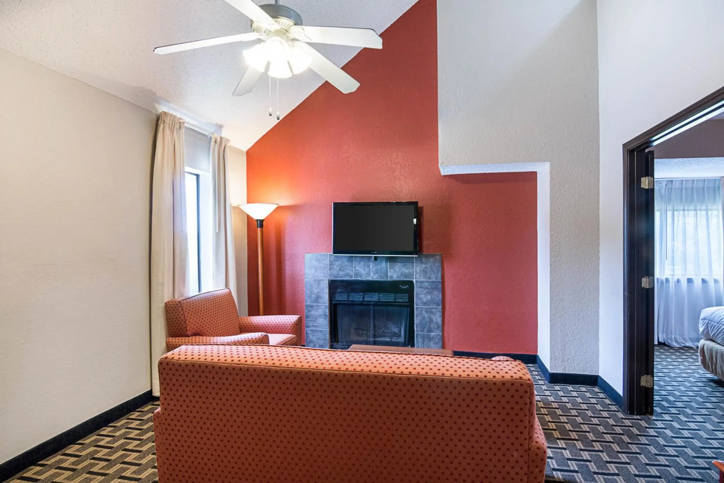 Seating area, TV/Entertainment Center in Extended Studio Suites Hotel- Bossier City