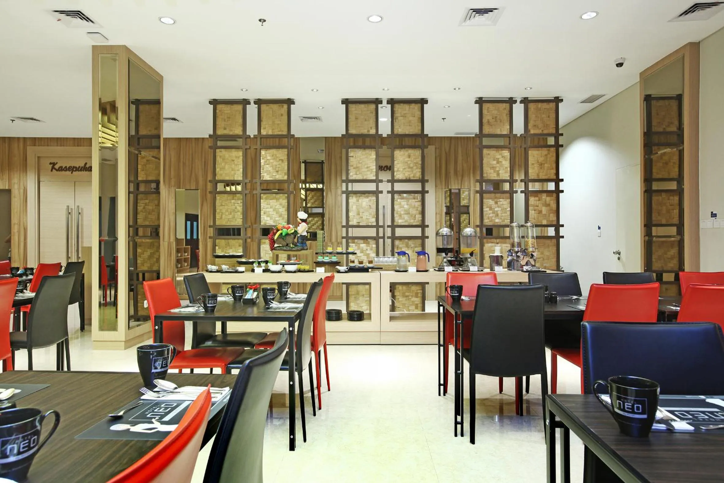 Restaurant/places to eat in Hotel NEO Cirebon by ASTON