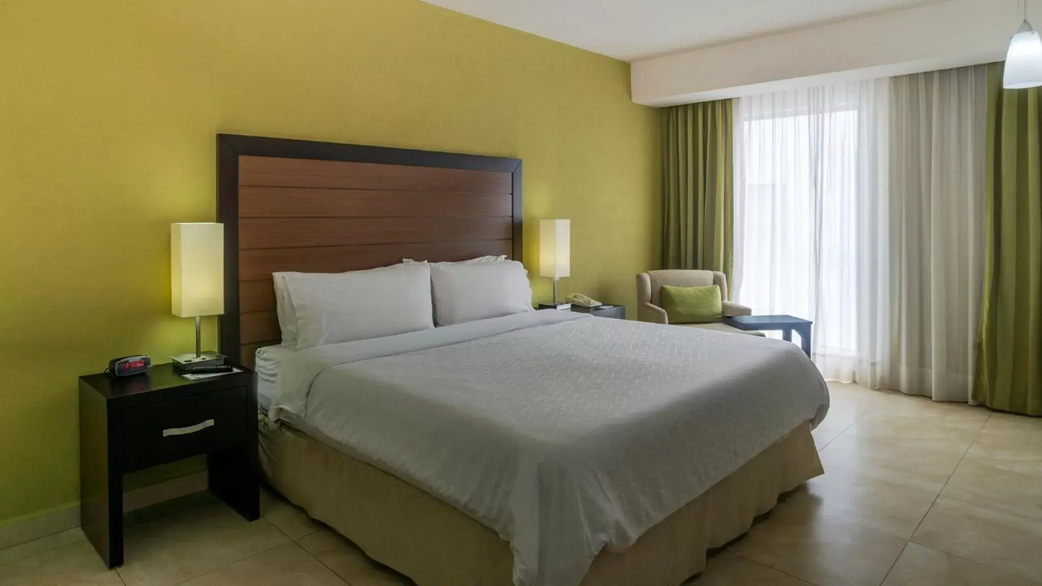 Photo of the whole room, Bed in Holiday Inn Express Xalapa