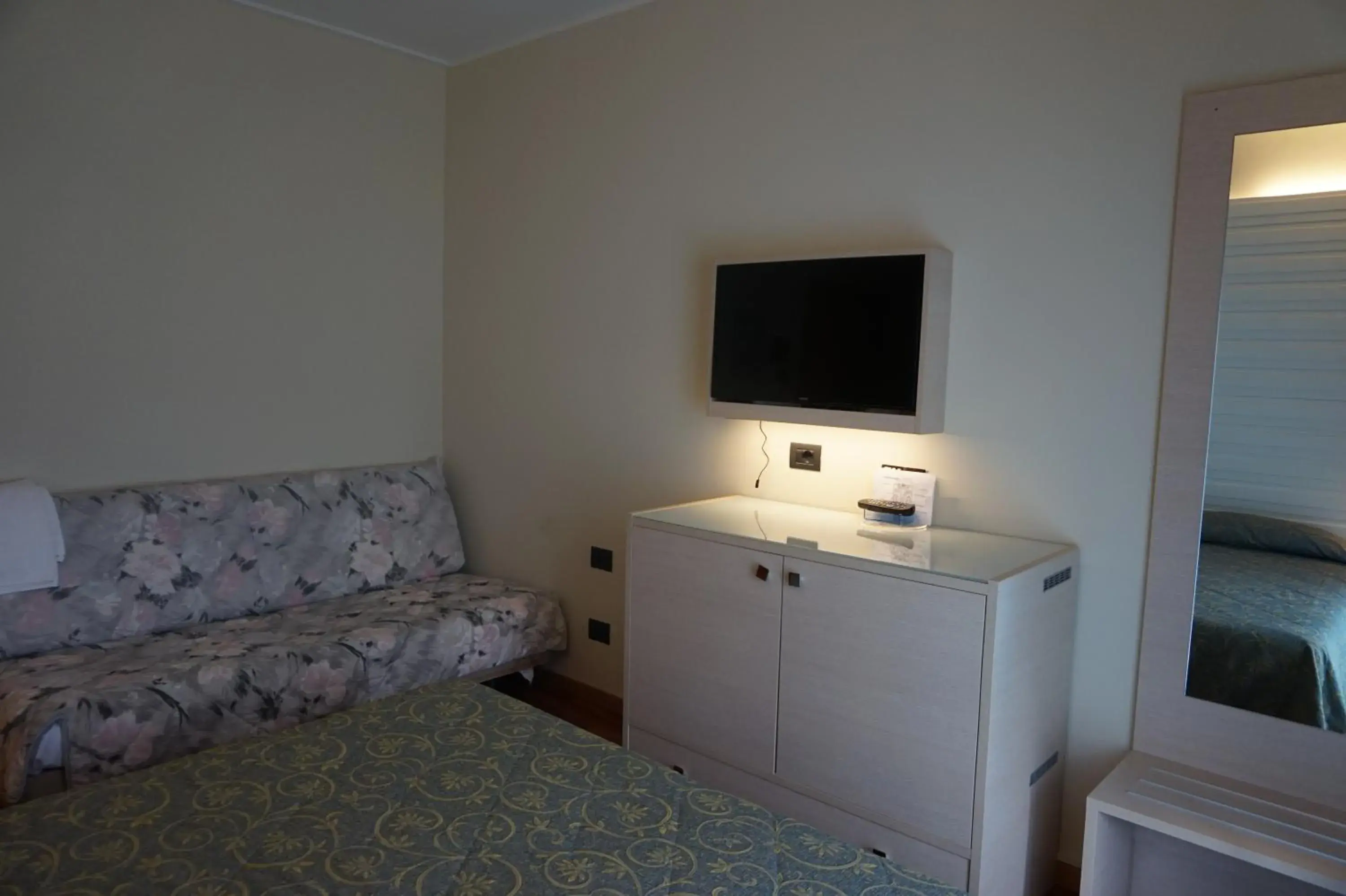 Seating area, TV/Entertainment Center in Hotel Columbus