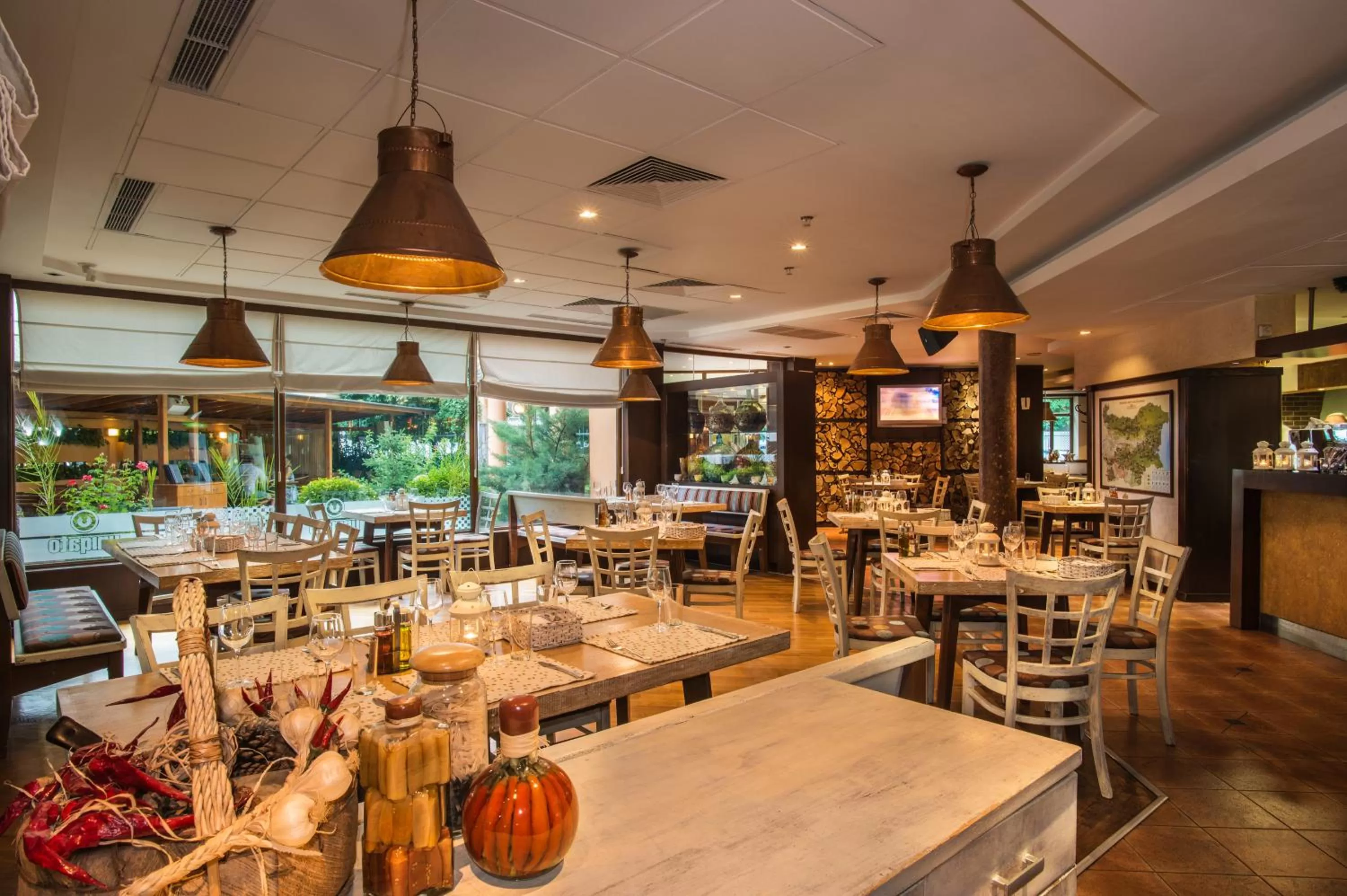 Restaurant/places to eat in Uniqato Hotel