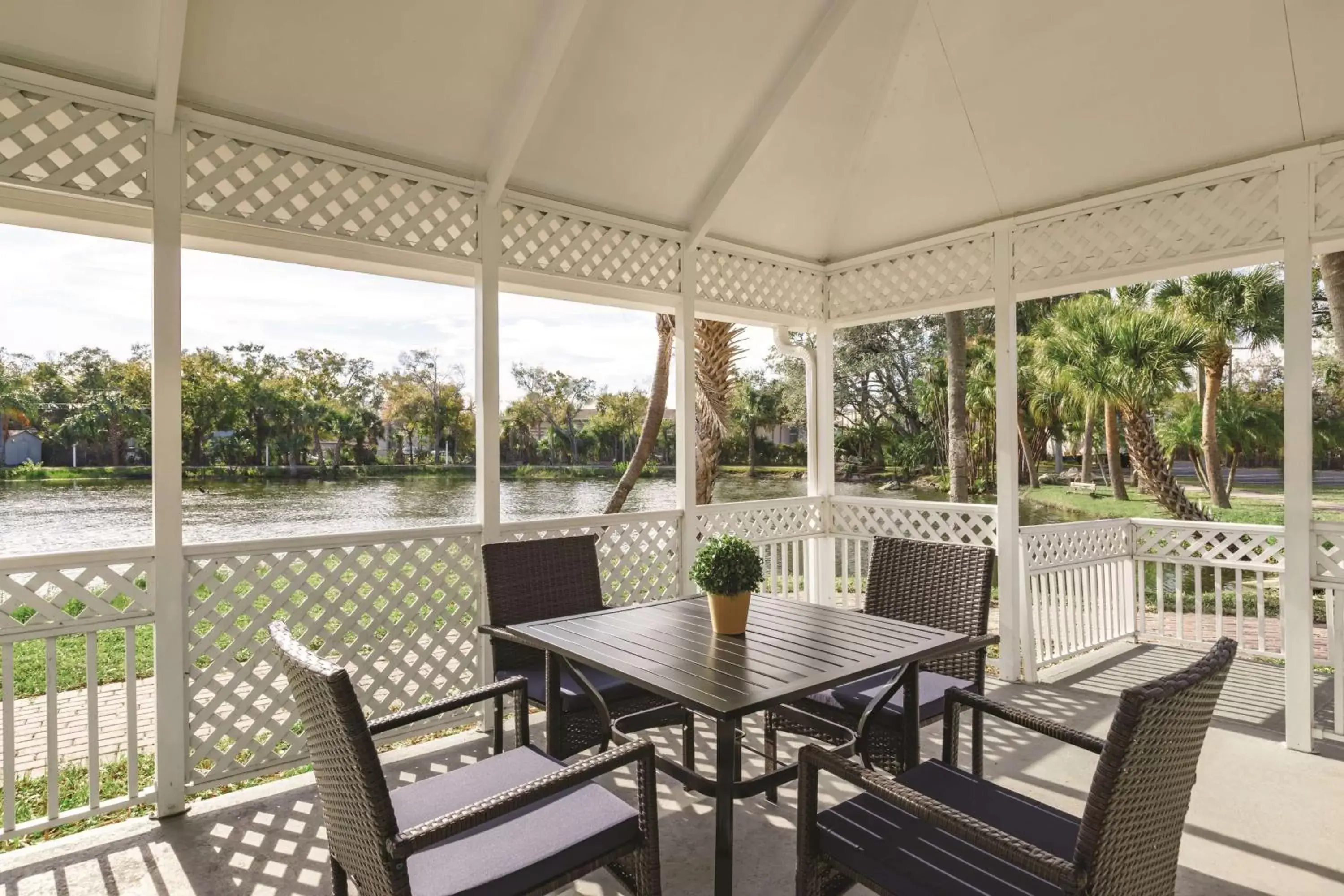 Patio in Country Inn & Suites by Radisson, Tampa RJ Stadium