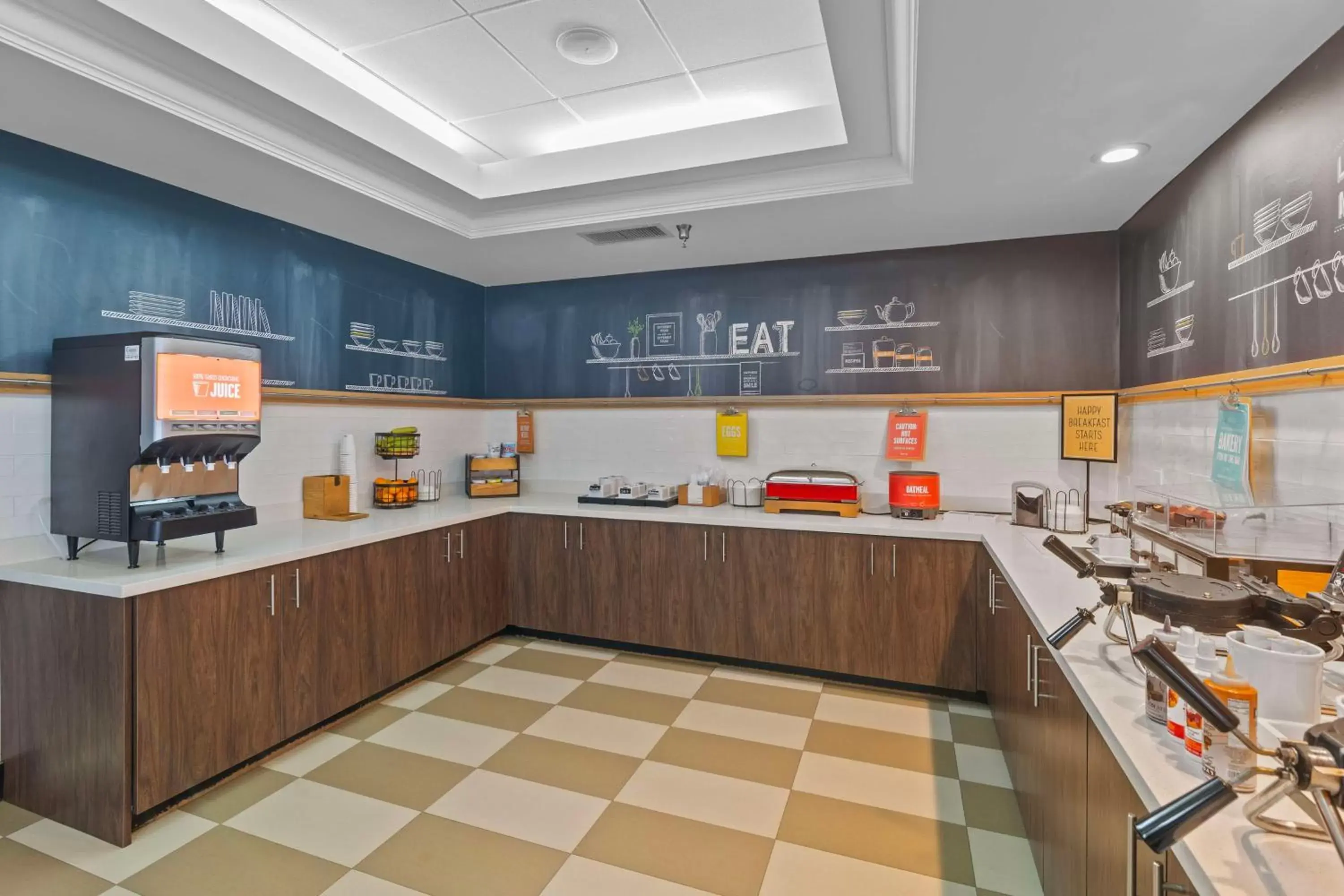 Breakfast, Kitchen/Kitchenette in Hampton Inn Atlanta-Woodstock