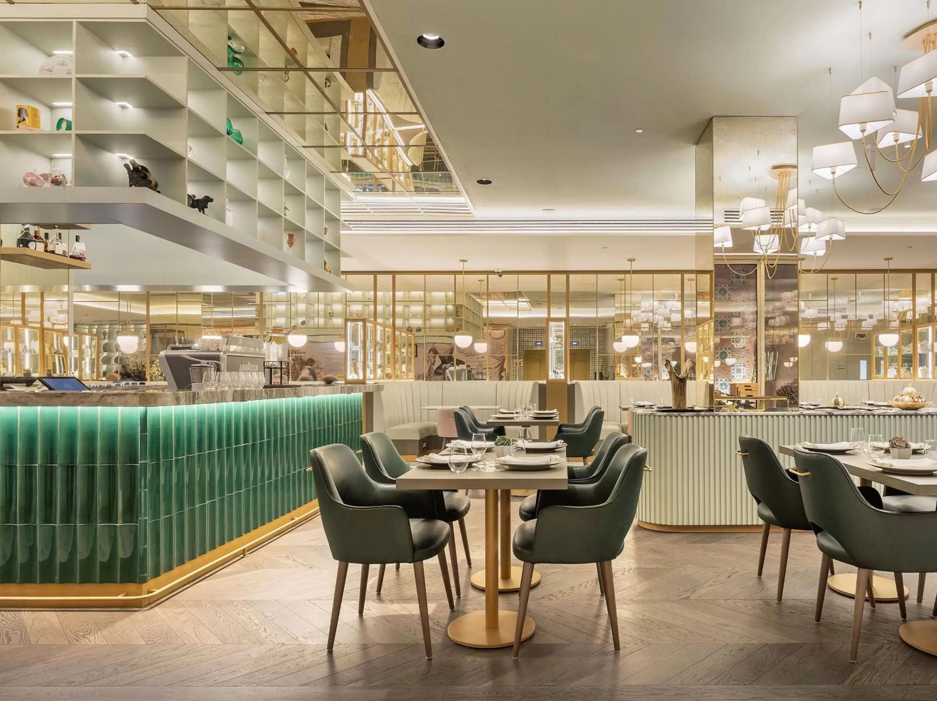 Lounge or bar, Restaurant/Places to Eat in The Emerald House Lisbon - Curio Collection By Hilton