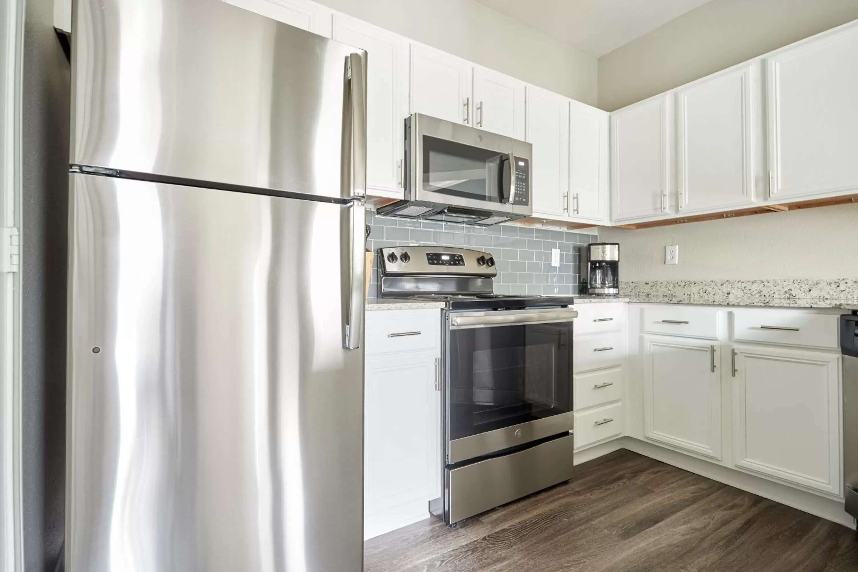 Living room, Kitchen/Kitchenette in Sonder at Med Center