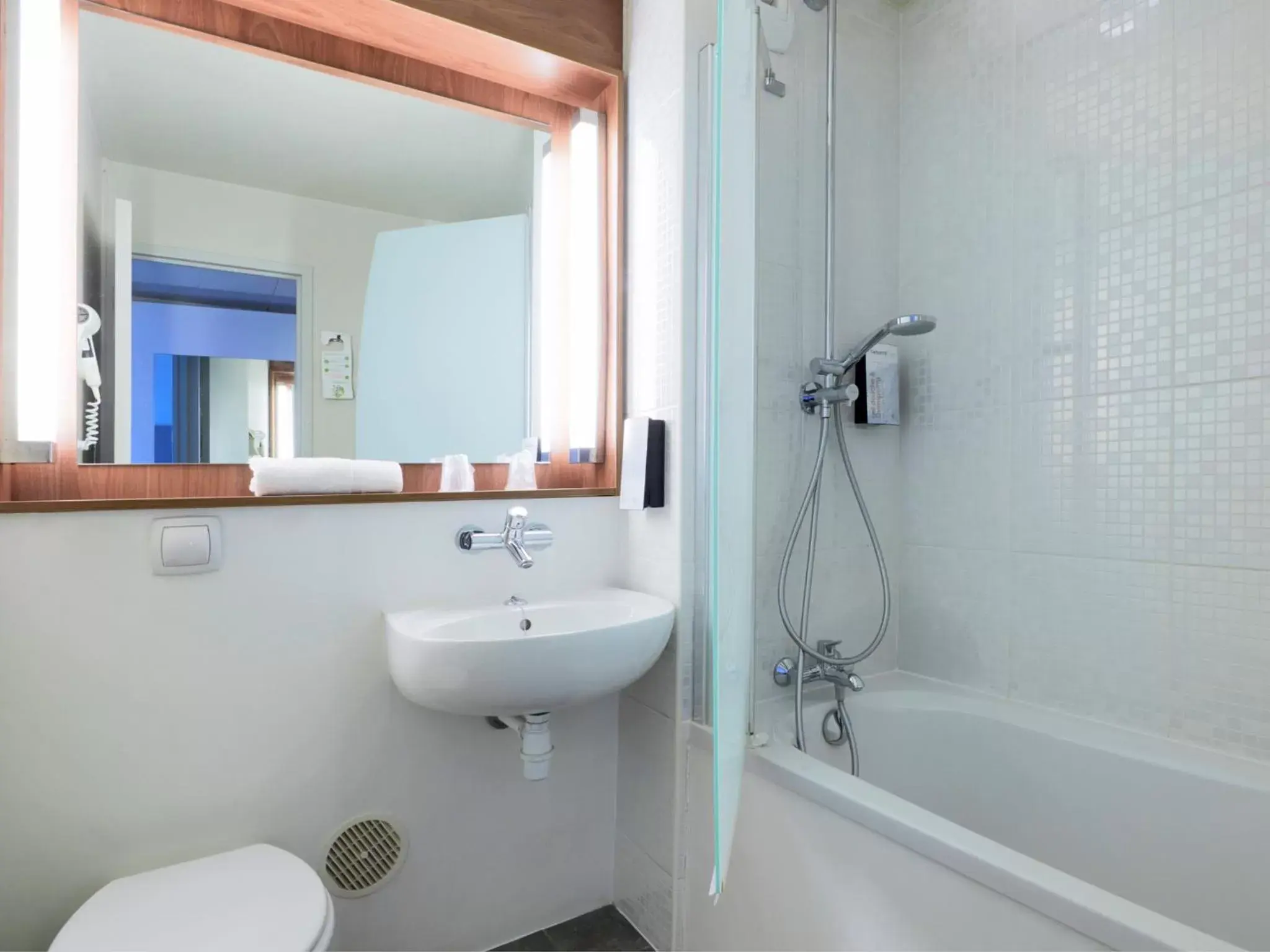 Bathroom in Campanile Villeneuve-Sur-Lot