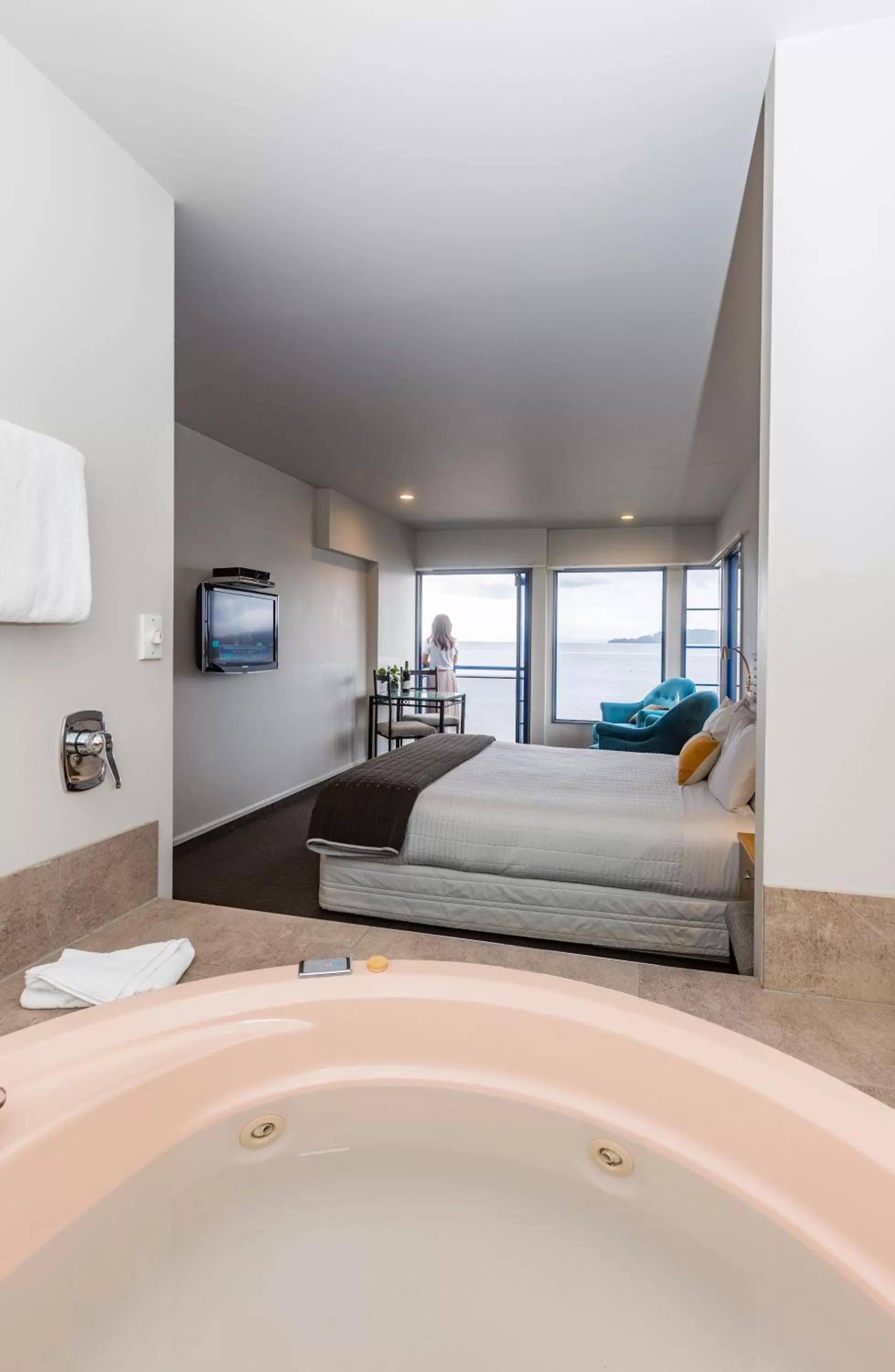 Hot Tub, Bed in Clearwater Motor Lodge