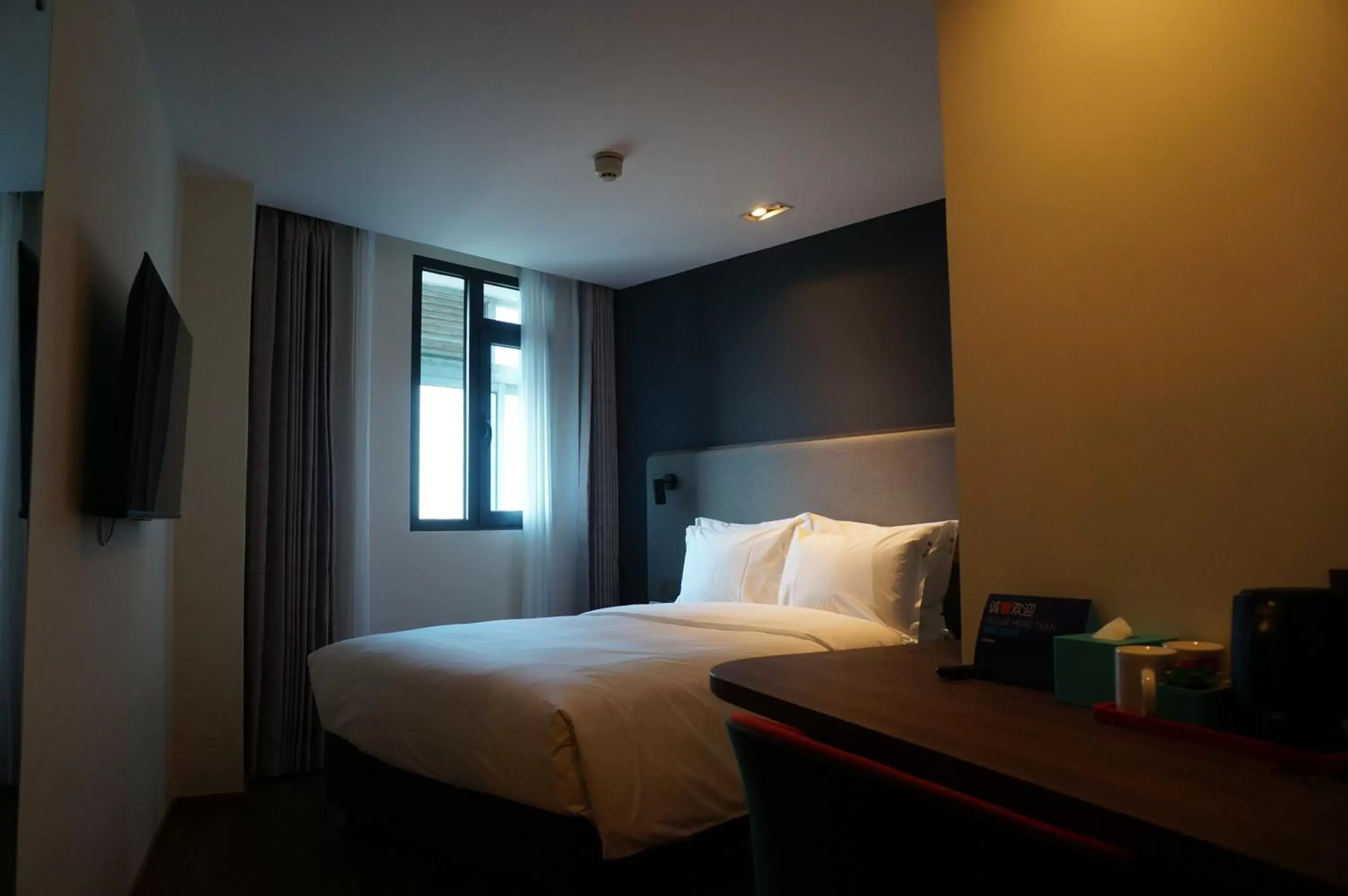 Bedroom, Bed in Holiday Inn Express Qingdao City Center, an IHG Hotel