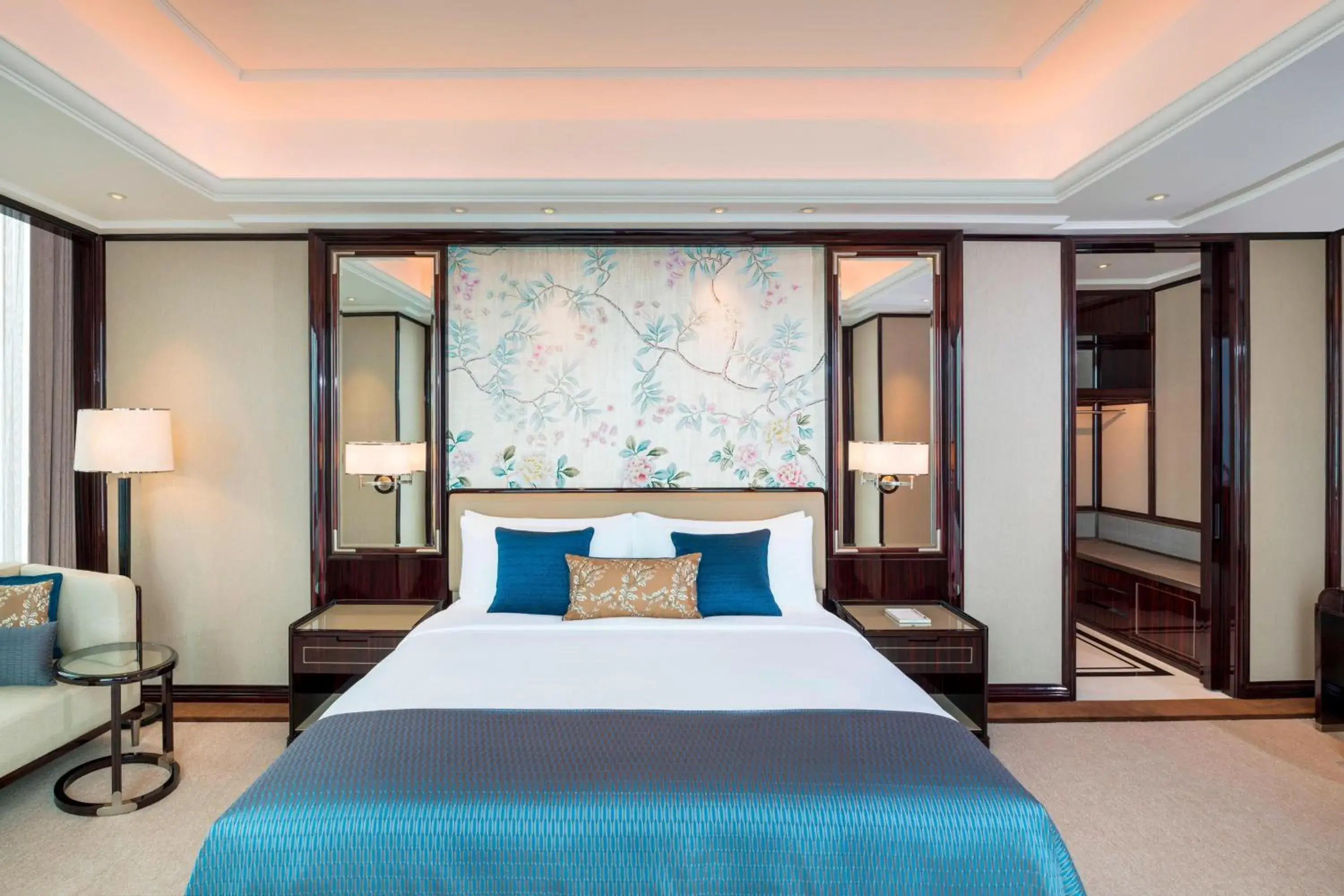 Photo of the whole room, Bed in The St. Regis Changsha