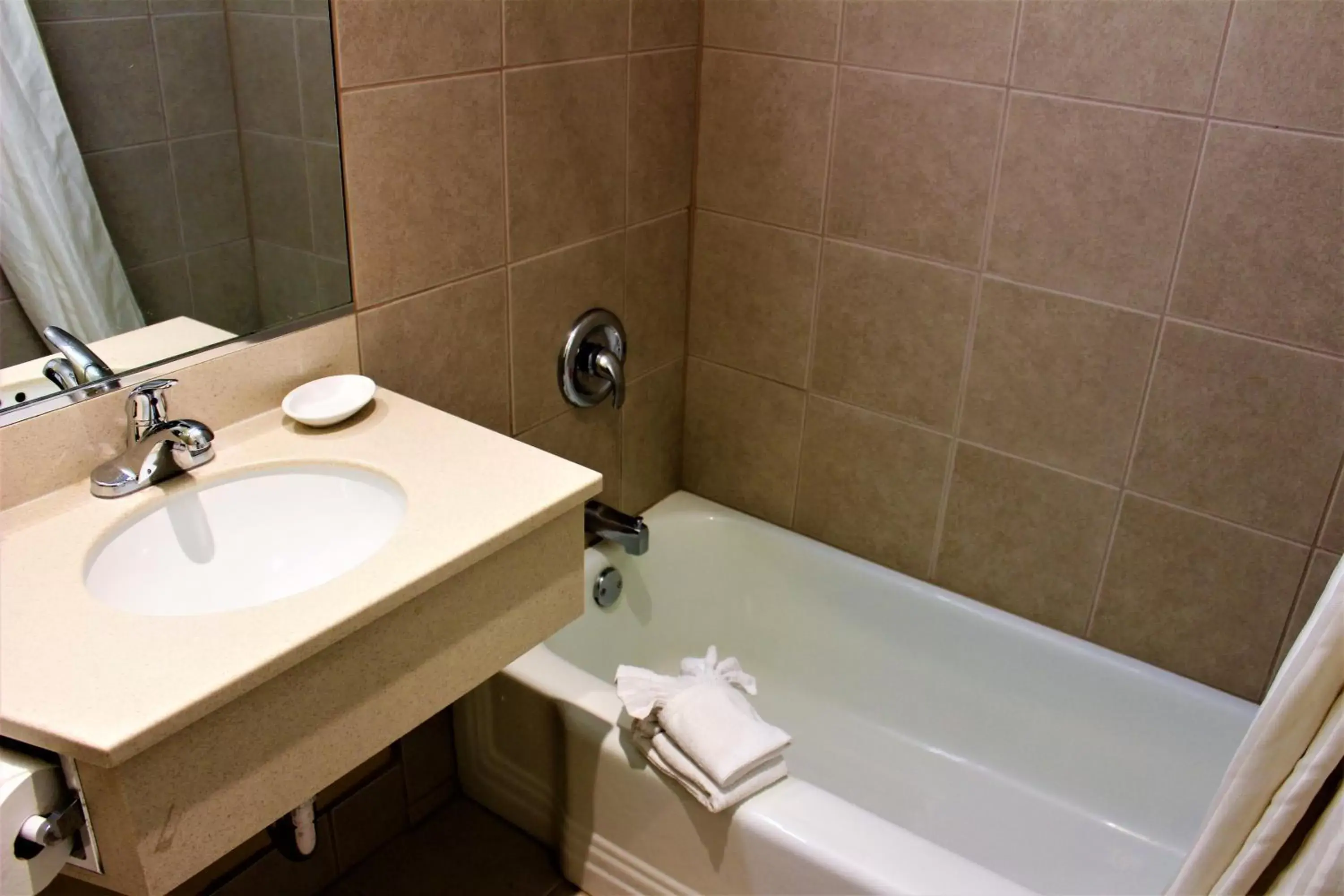 Bathroom in Roy Inn & Suites -Sacramento Midtown