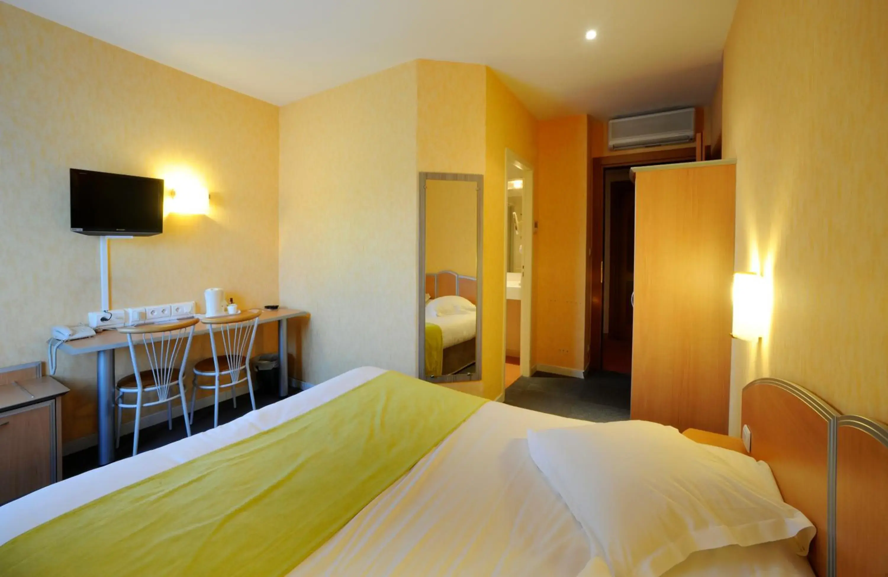 Coffee/tea facilities, Bed in Comfort Hotel Saintes