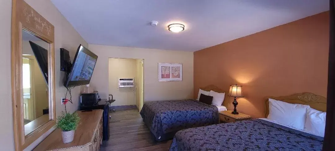 Photo of the whole room, Bed in Lakeview Inn