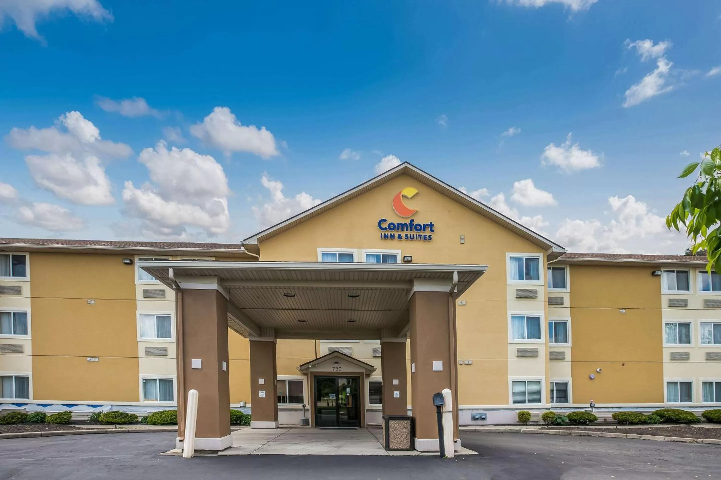 Property building in Comfort Inn & Suites Fairborn near Wright Patterson AFB